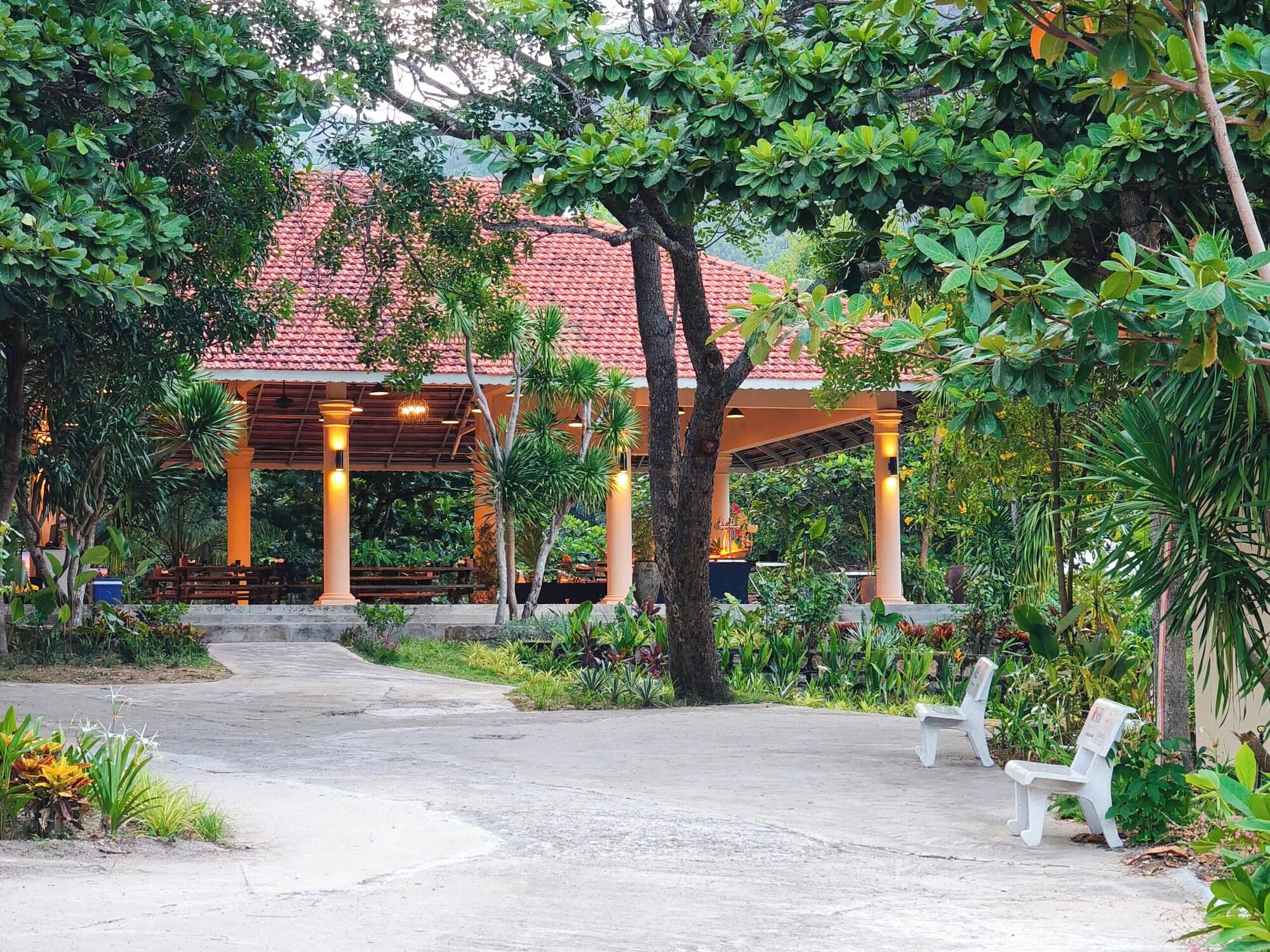 Varios Baya Beach Club