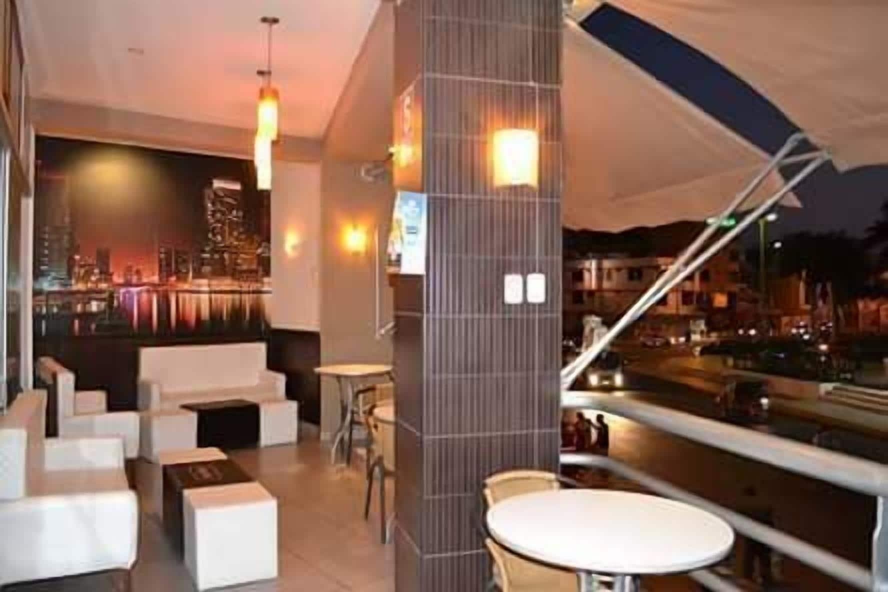 Bar/Salón Hostal Colibri