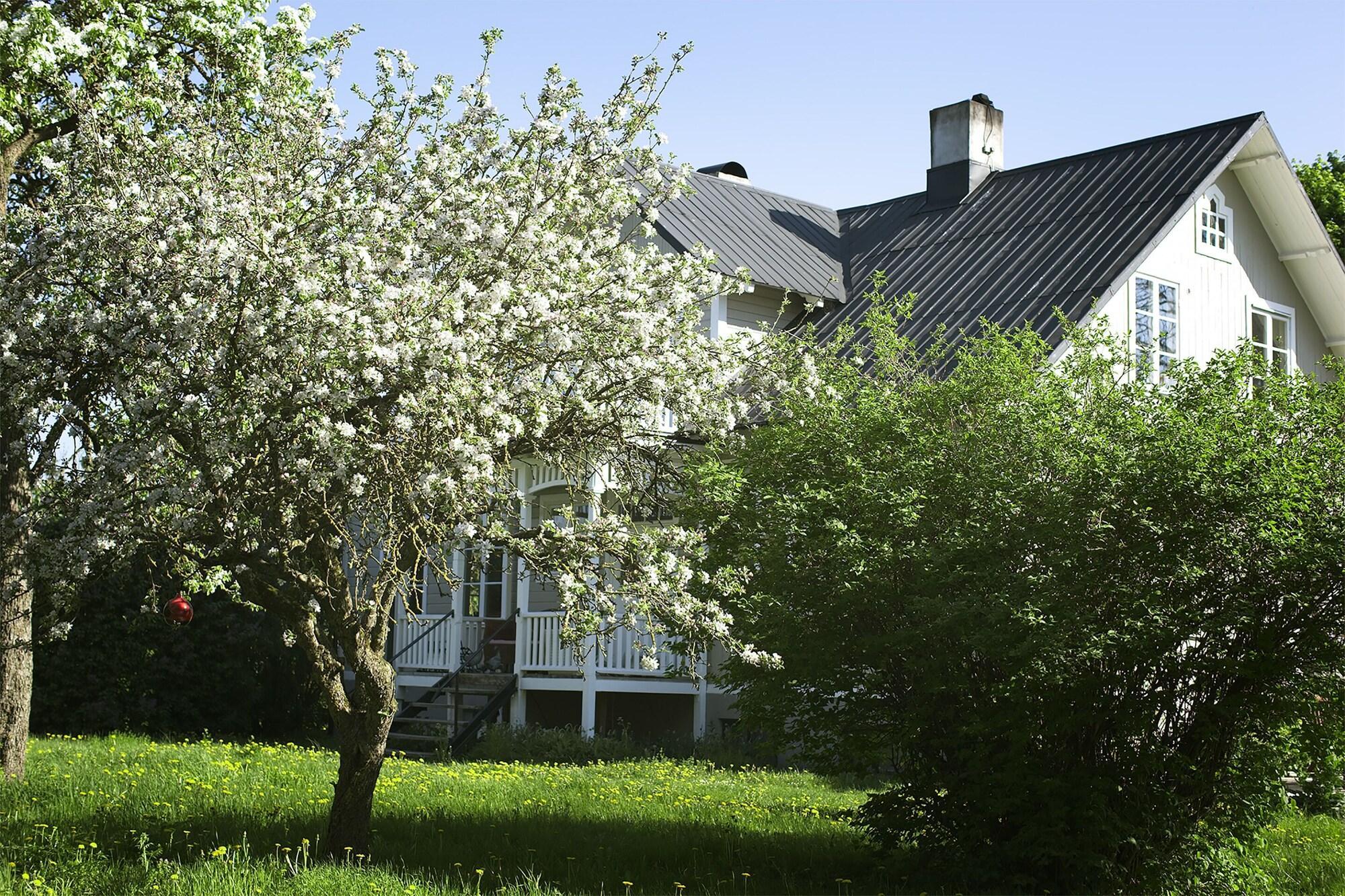 Vista Exterior Three Pheasants Boutique B&B