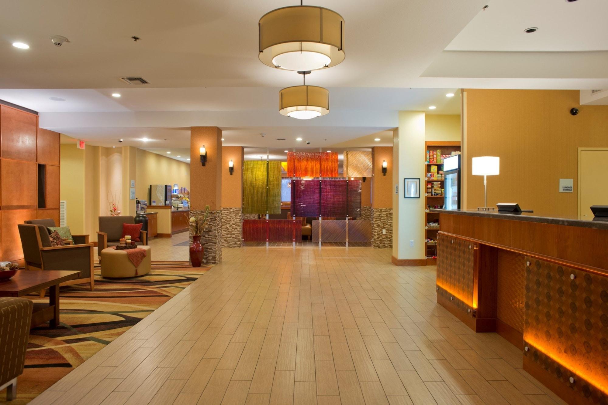 Vista Lobby Holiday Inn Express Hotel & Suites Prattville South by IHG