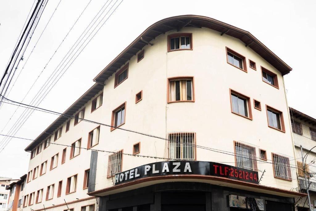 Vista Exterior Hotel Plaza CA