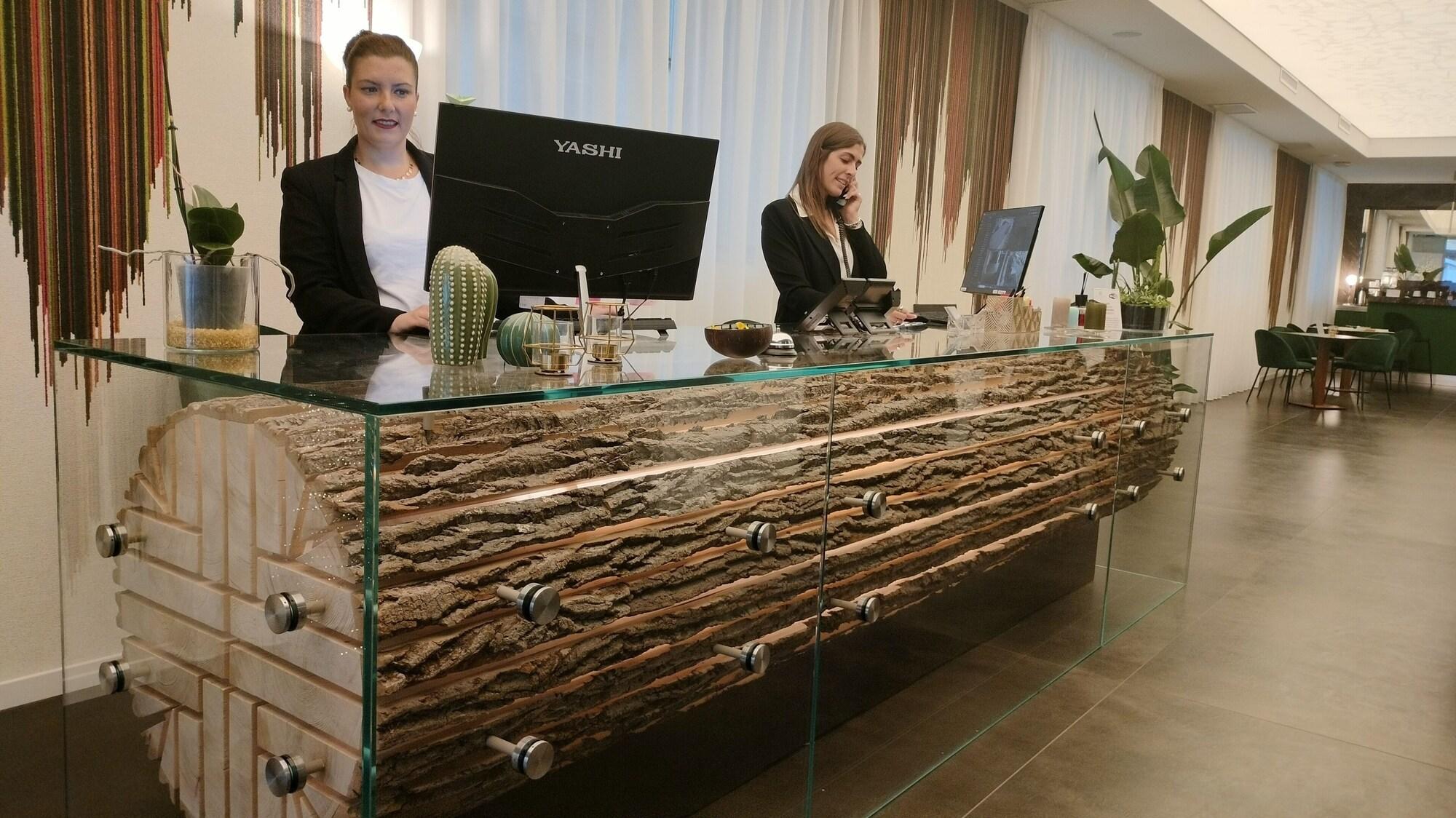 Vista Lobby Outside Hotel