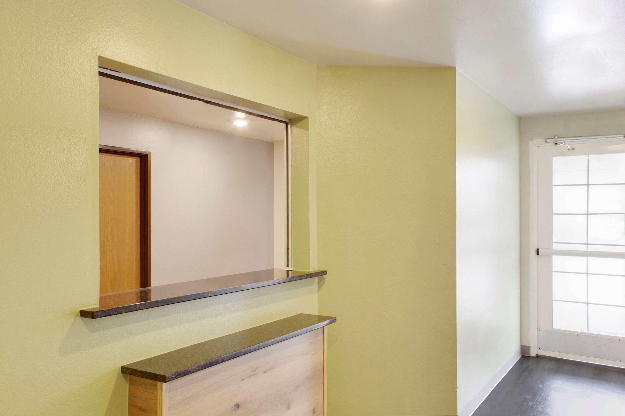 Vista Lobby WoodSpring Suites Conroe