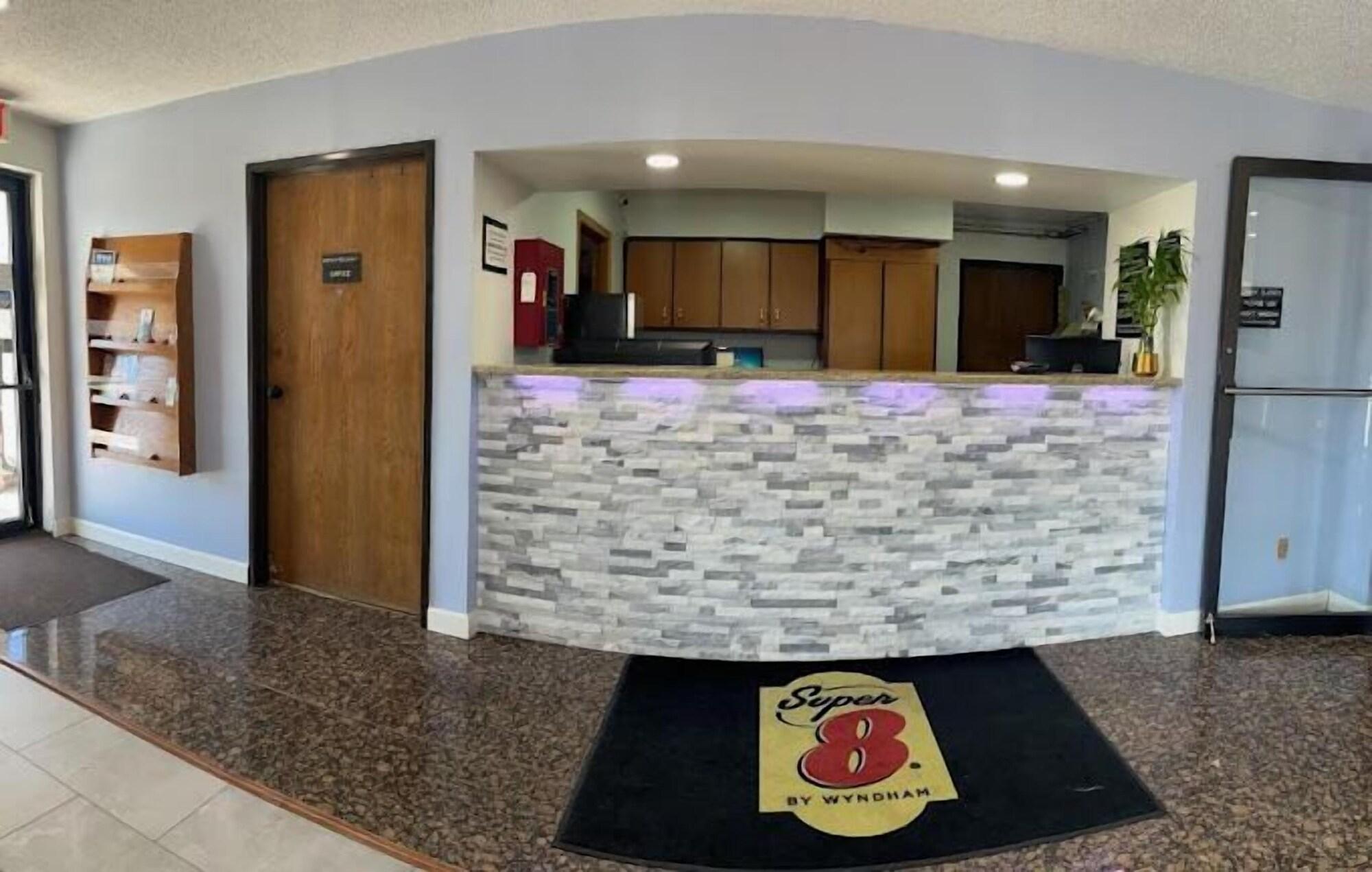 Vista Lobby Super 8 by Wyndham Imlay City