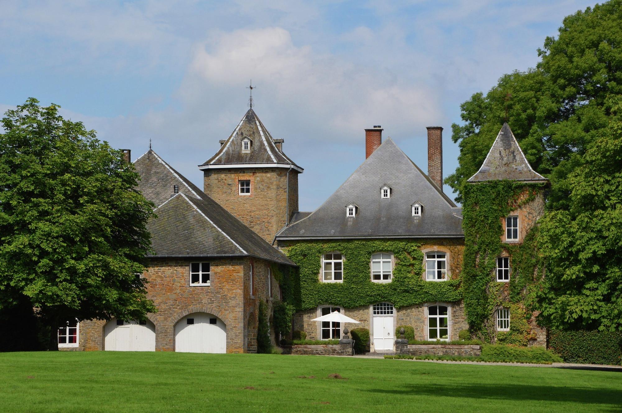 Vista Exterior Delightful Castle in Bastogne With Bubble Bath