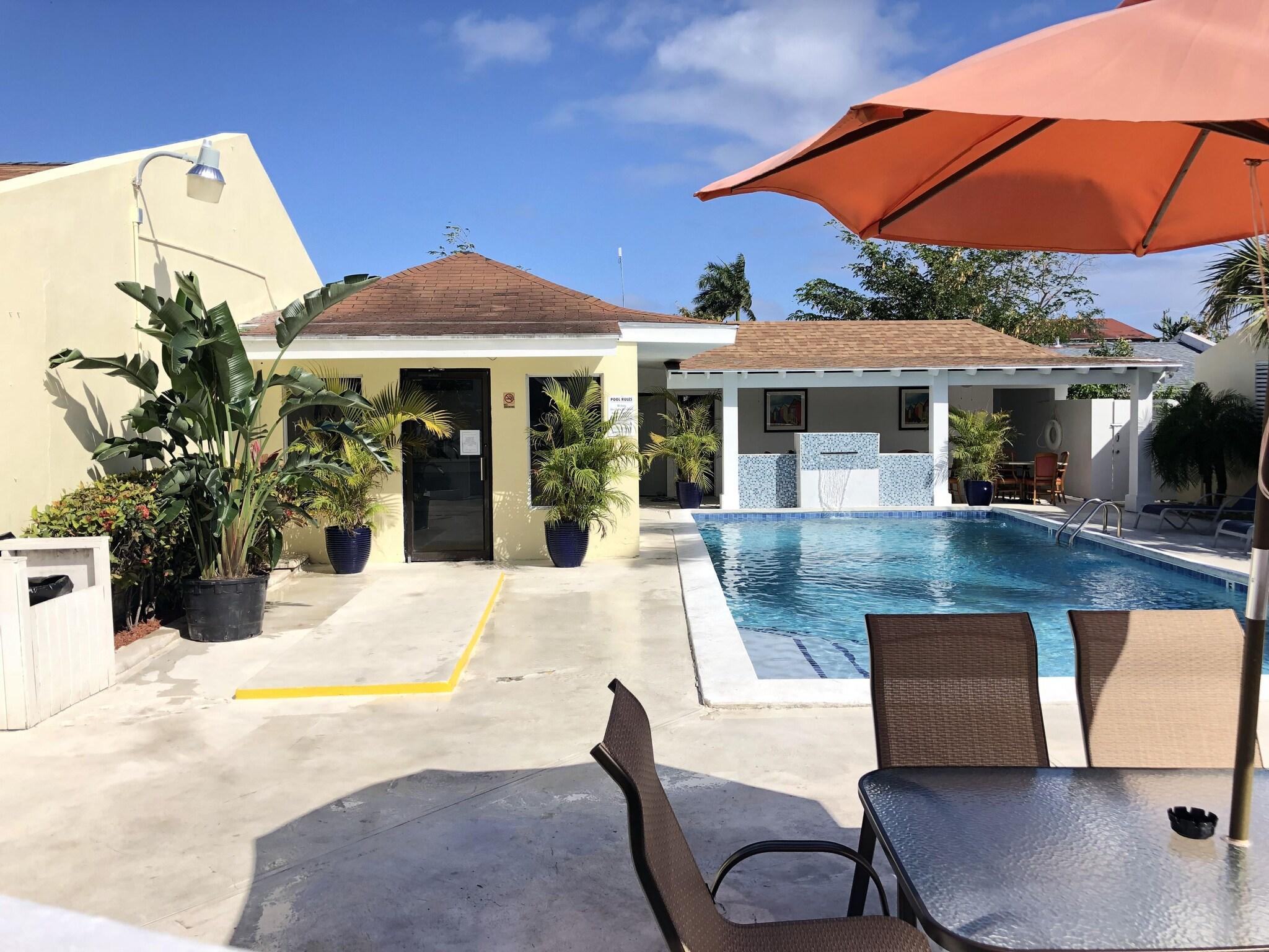 Vista Piscina The Colony Club Inn & Suites