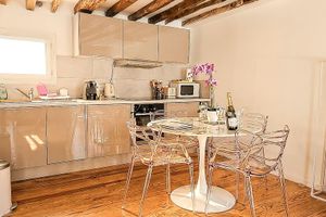 Alquiler Vacacional - Charming 1820s Flat with Elevator & Queen size bed, near the Louvre