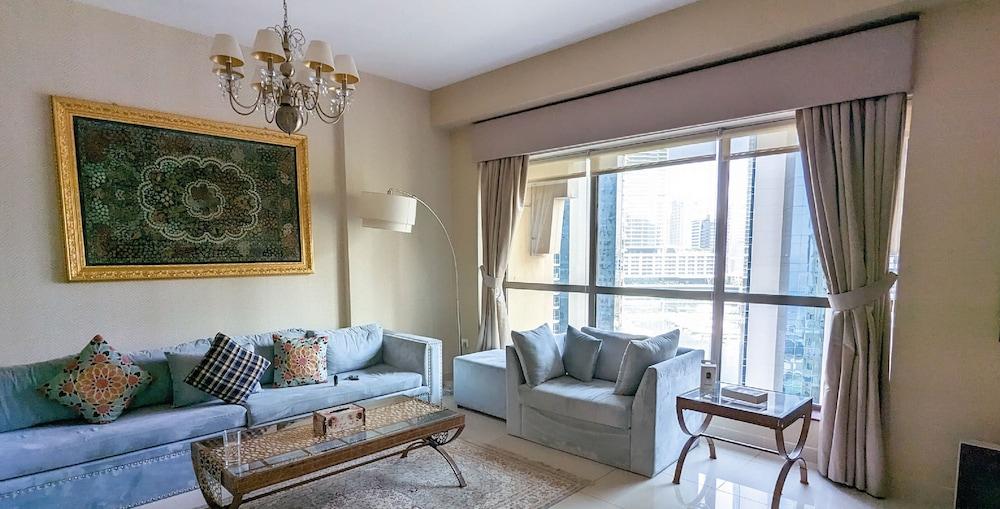 Varios Travelers Dubai Marina Hostel