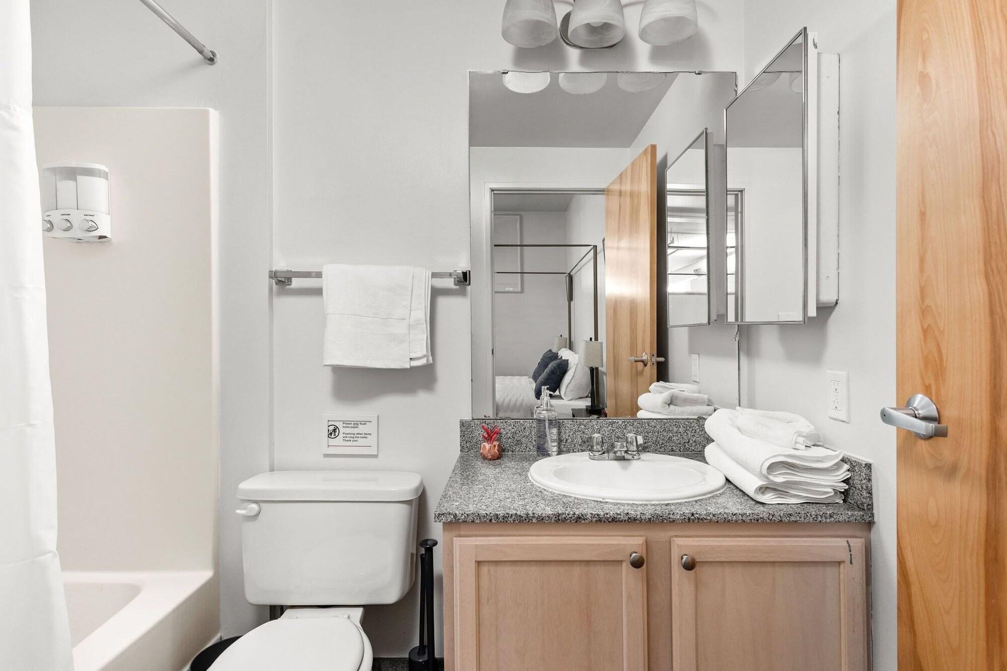 Equipamiento de Habitación 2BR/2BA In The Block Apartment by CozySuites