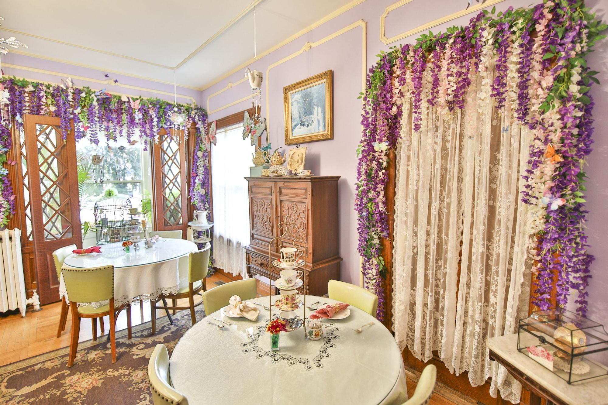Sala de Reuniones Mathis House, A Victorian Bed & Breakfast and Tea Room at 600 Main