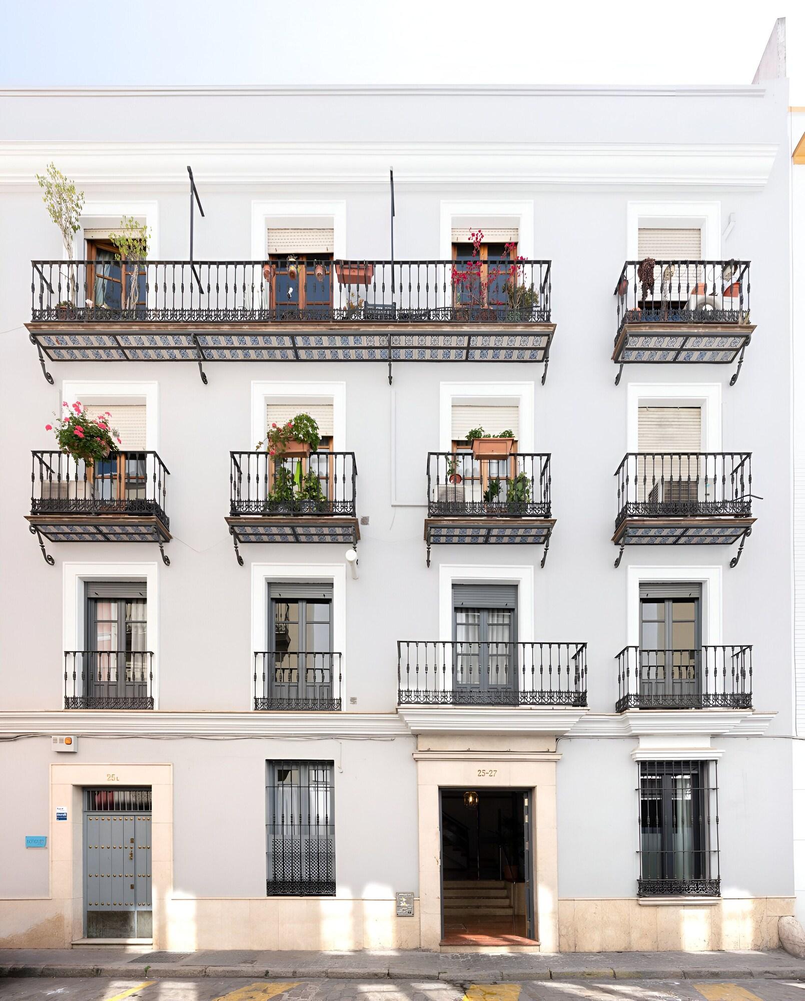 Vista Exterior ELEVEN Apartments Real de la Carretería, by Homing U