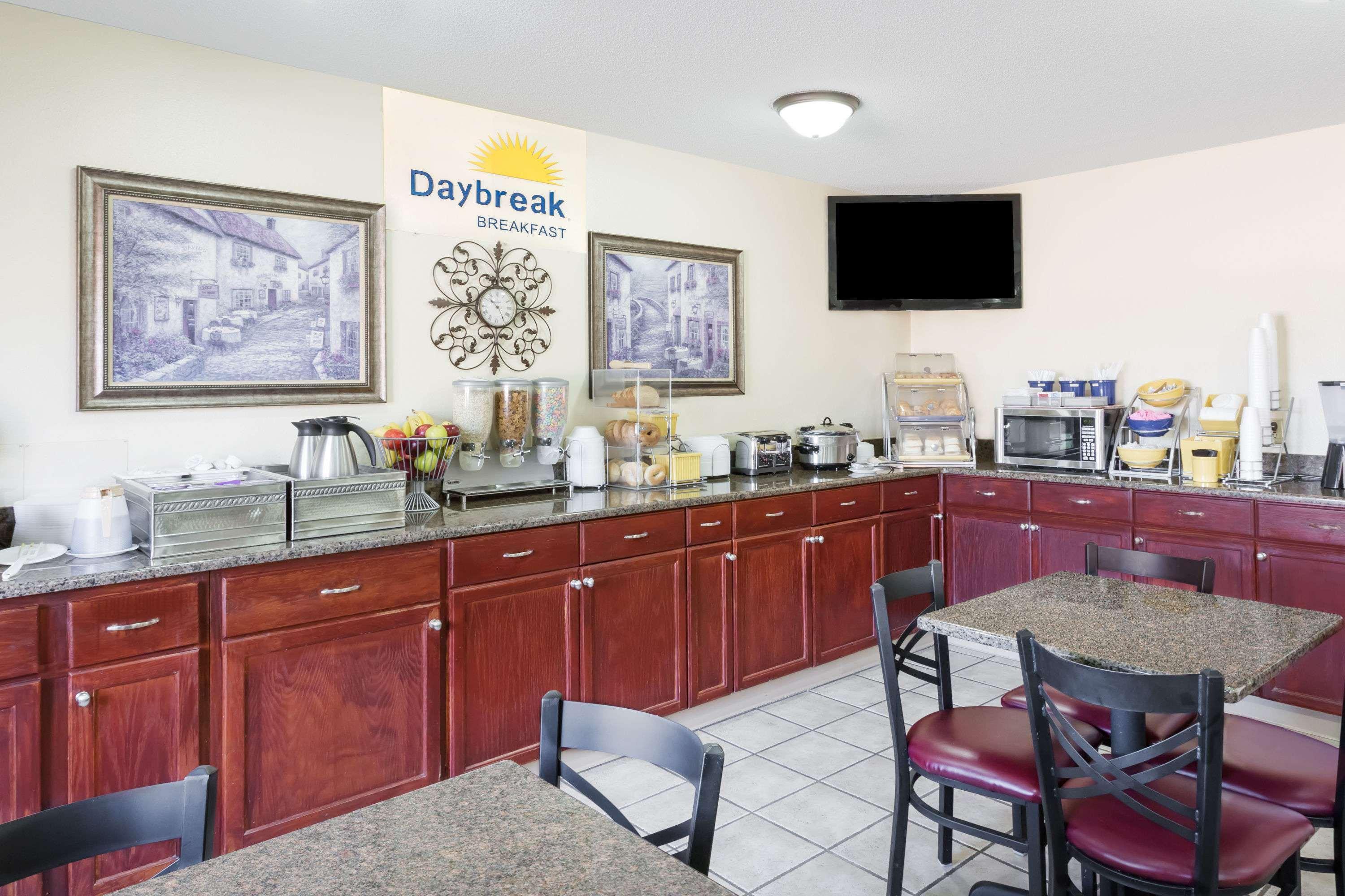 Restaurant Days Inn & Suites by Wyndham Des Moines Airport