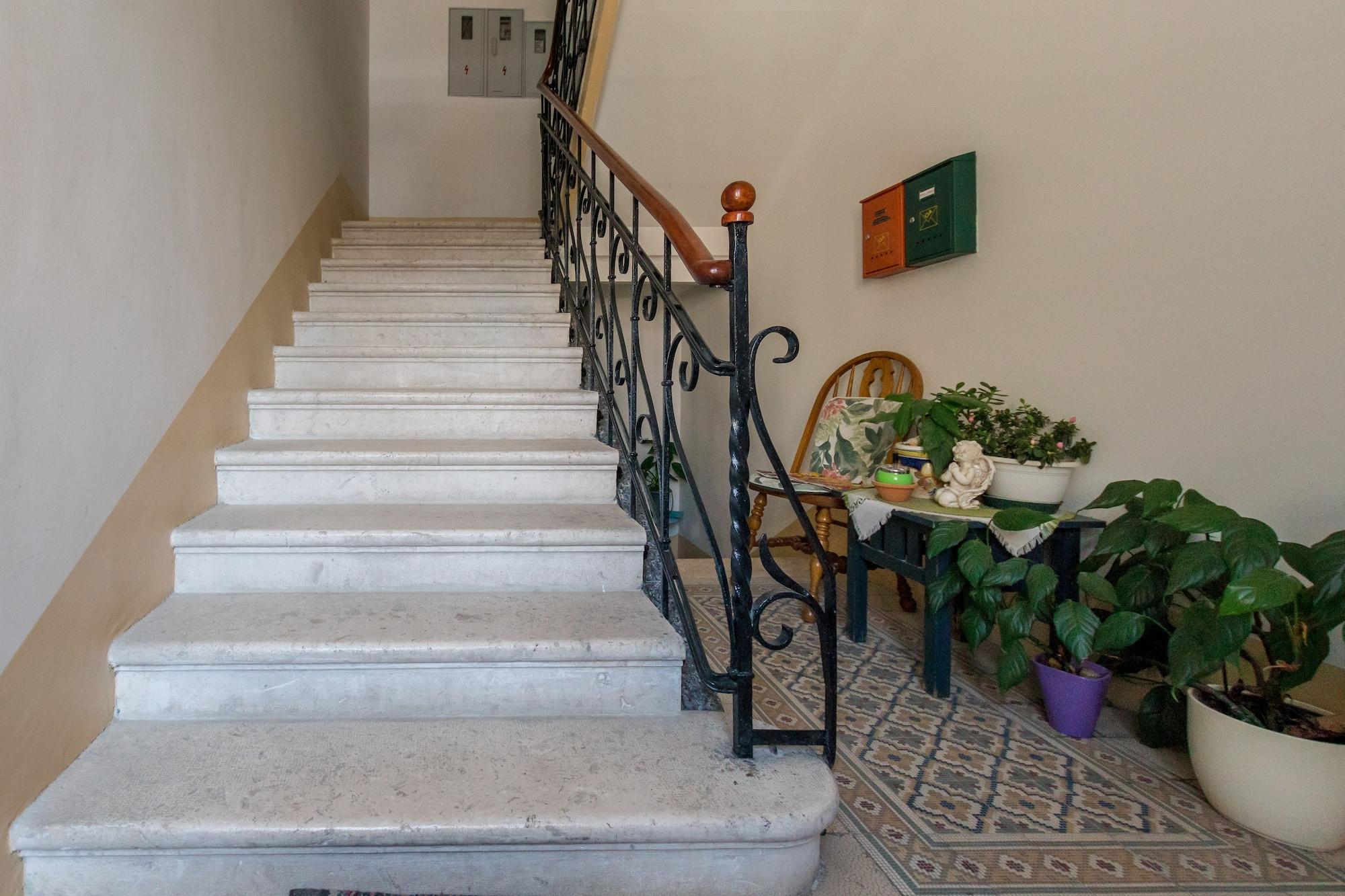 Vista Lobby PIETRA ROSSA Luxury Rooms