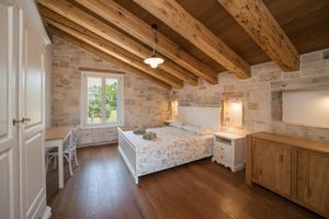 Alquiler Vacacional - Breath in the true Istrian feel in this romantic, new, stone villa with pool.