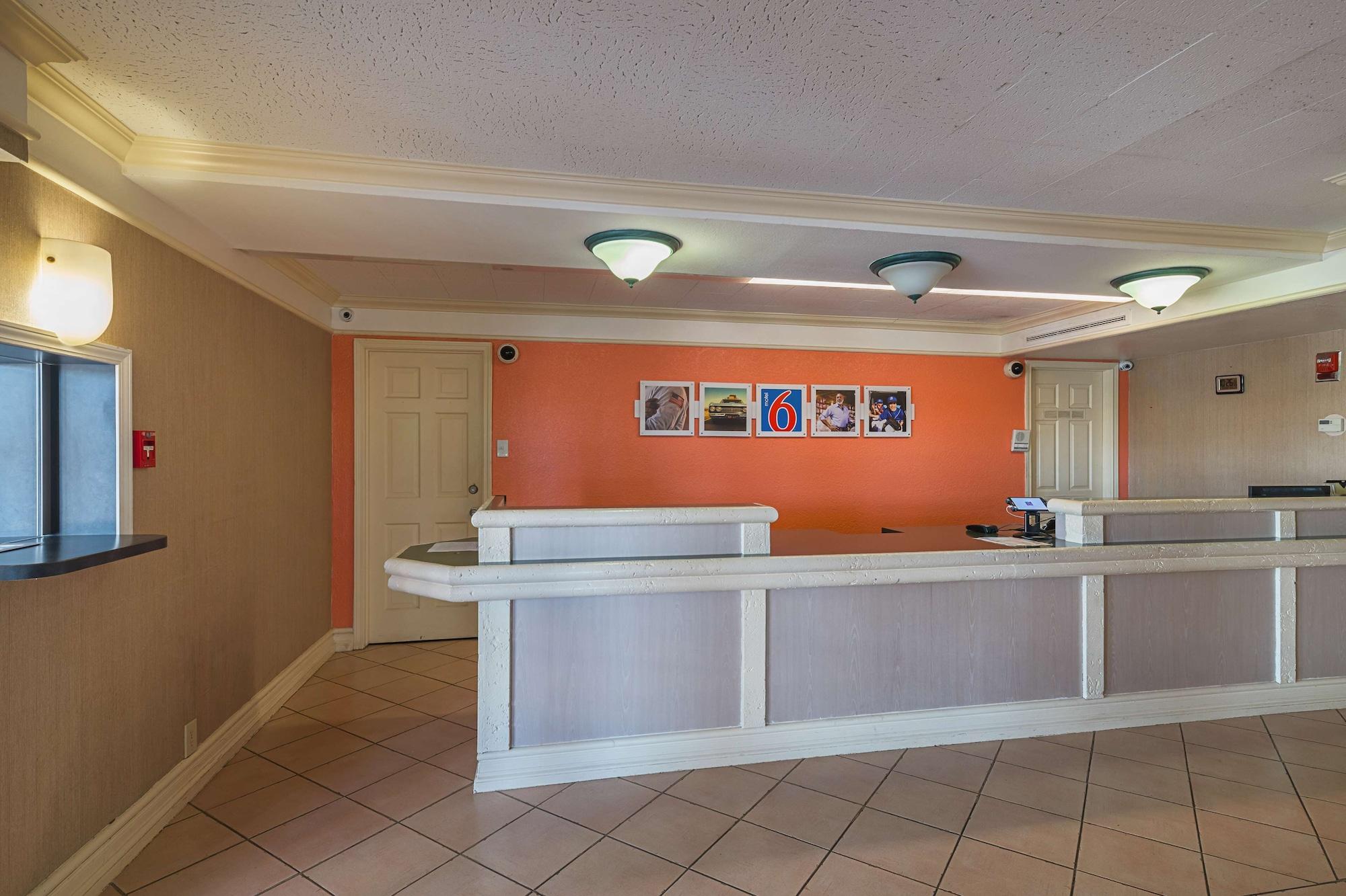 Vista Lobby Motel 6 Grand Prairie, TX - Interstate 30