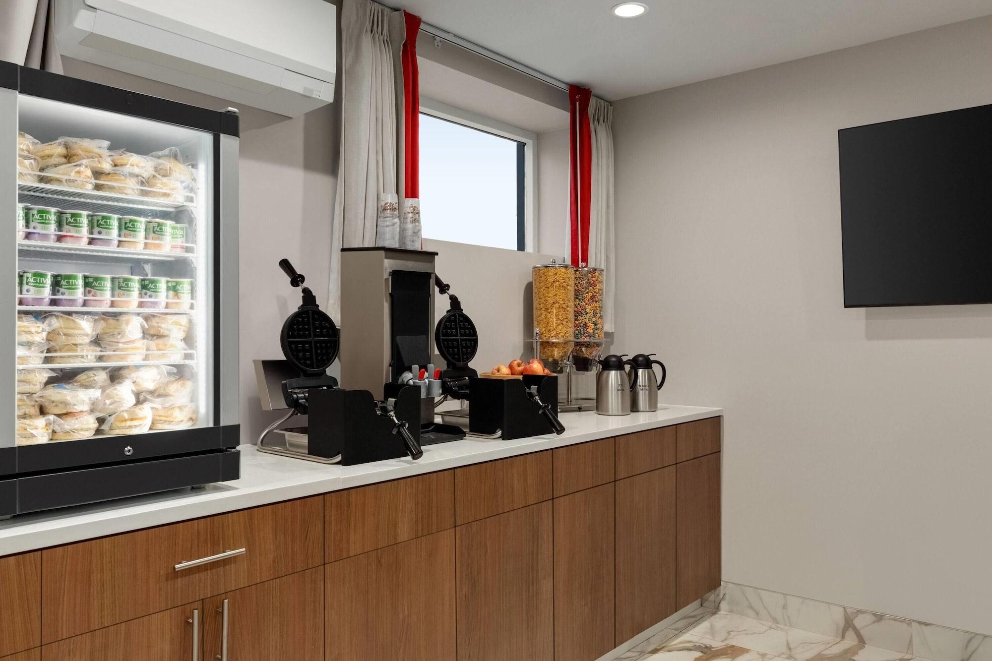 Restaurant Ramada By Wyndham Brooklyn Empire Blvd