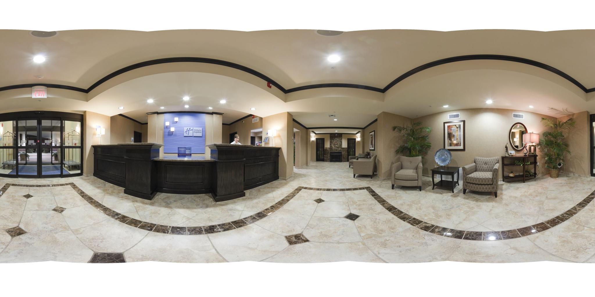 Vista Lobby Holiday Inn Express and Suites Ozona