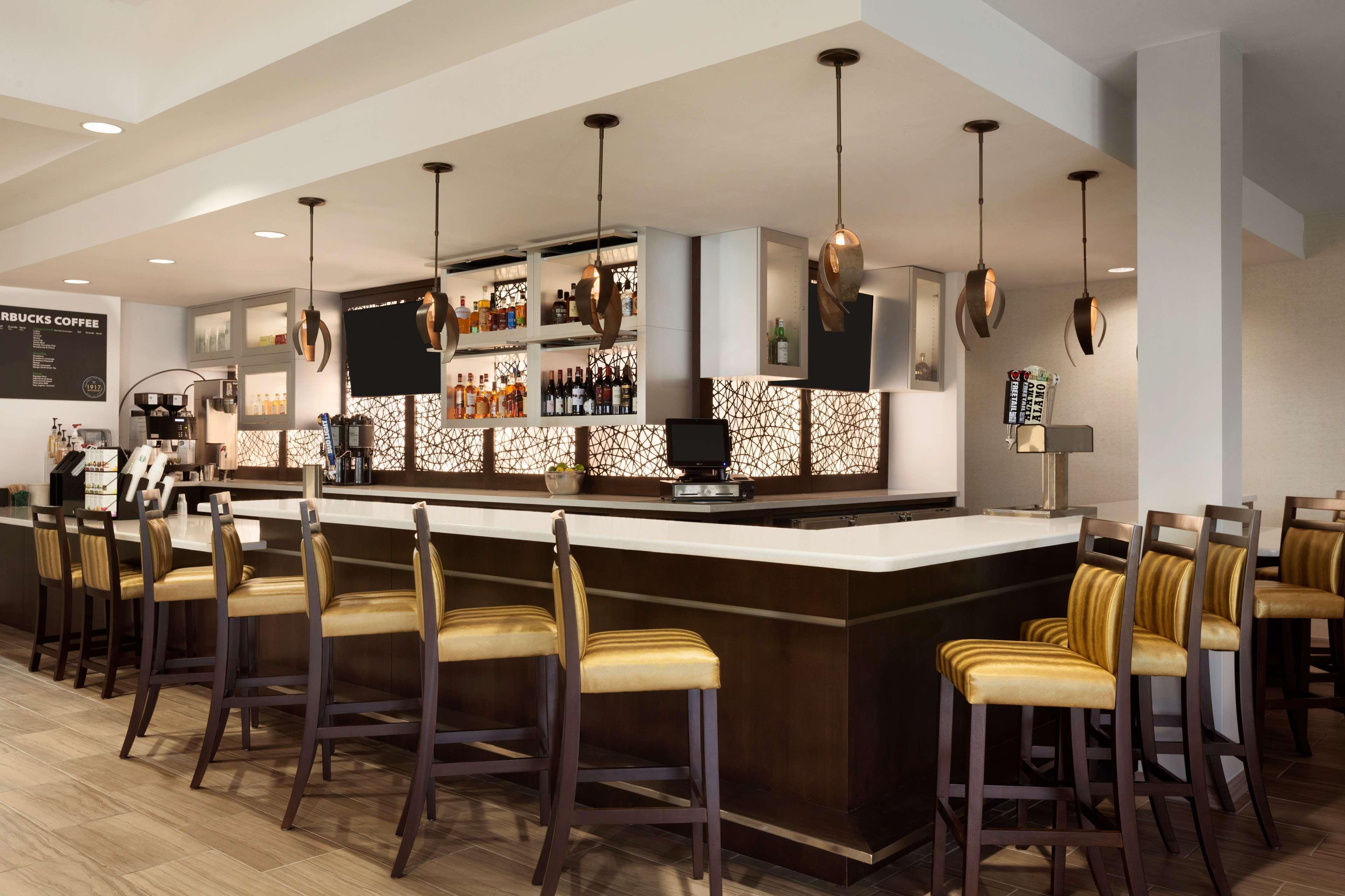 Bar/Salón Embassy Suites by Hilton San Antonio Brooks Hotel & Spa