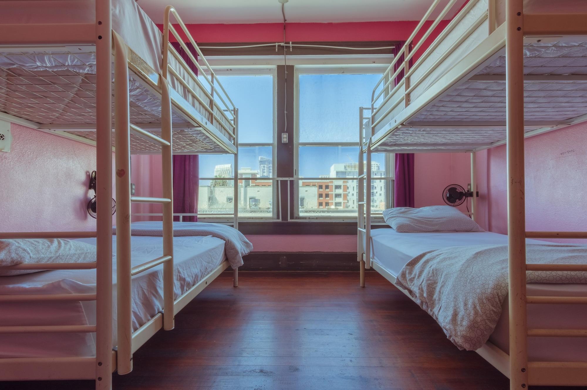 Varios Lucky D's Hostel