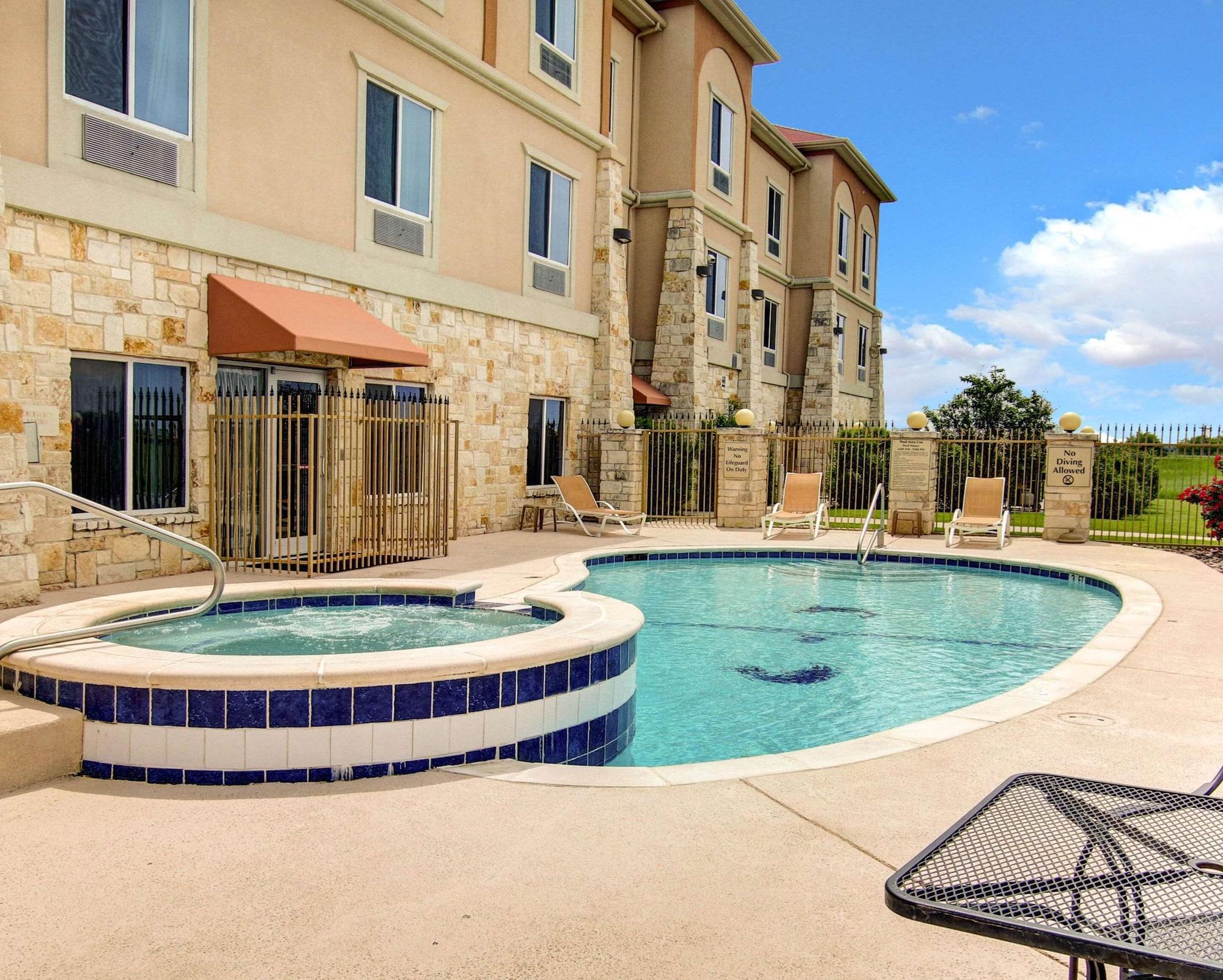 Vista Exterior Comfort Inn And Suites Alvarado