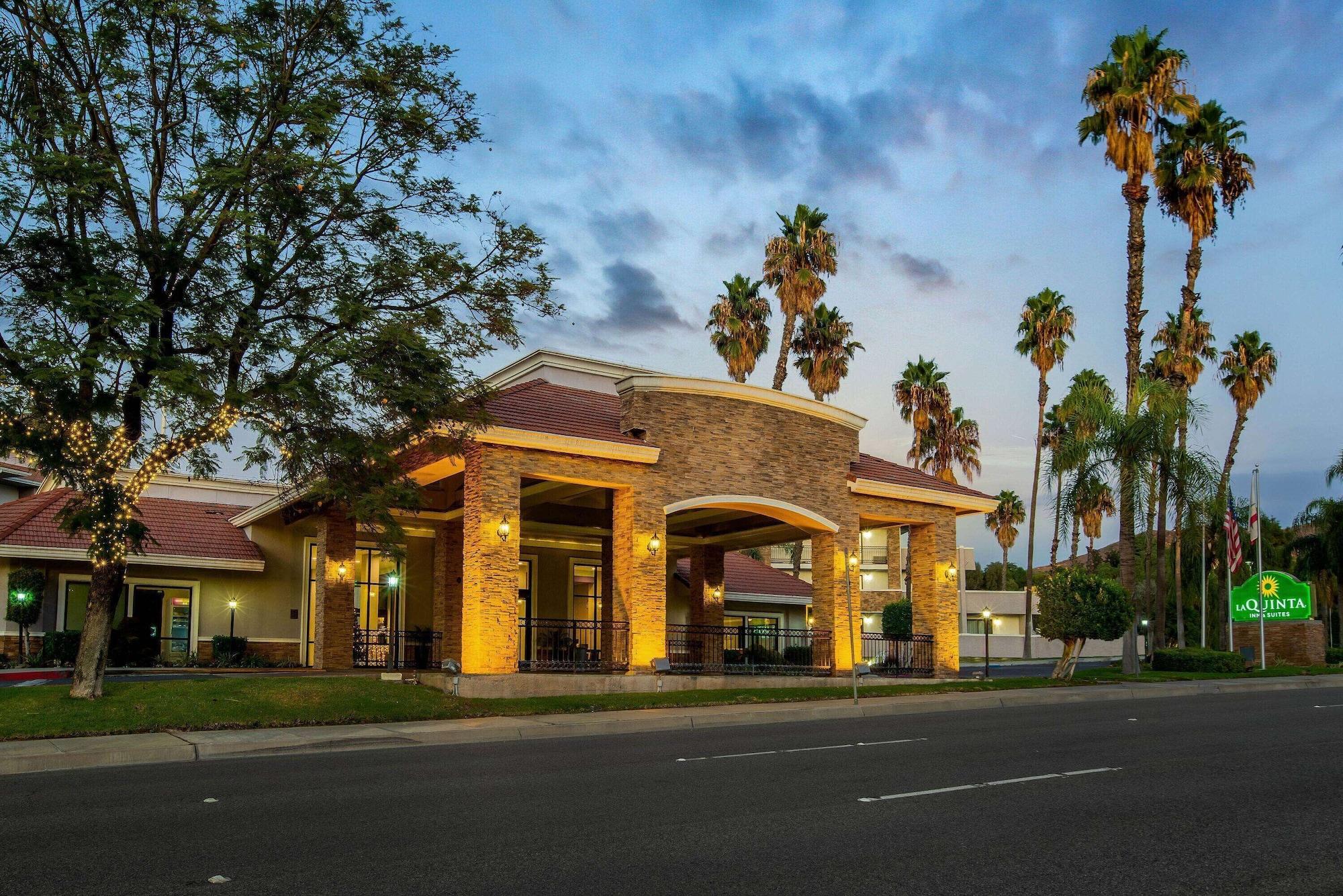 Vista Exterior La Quinta Inn & Suites by Wyndham Pomona