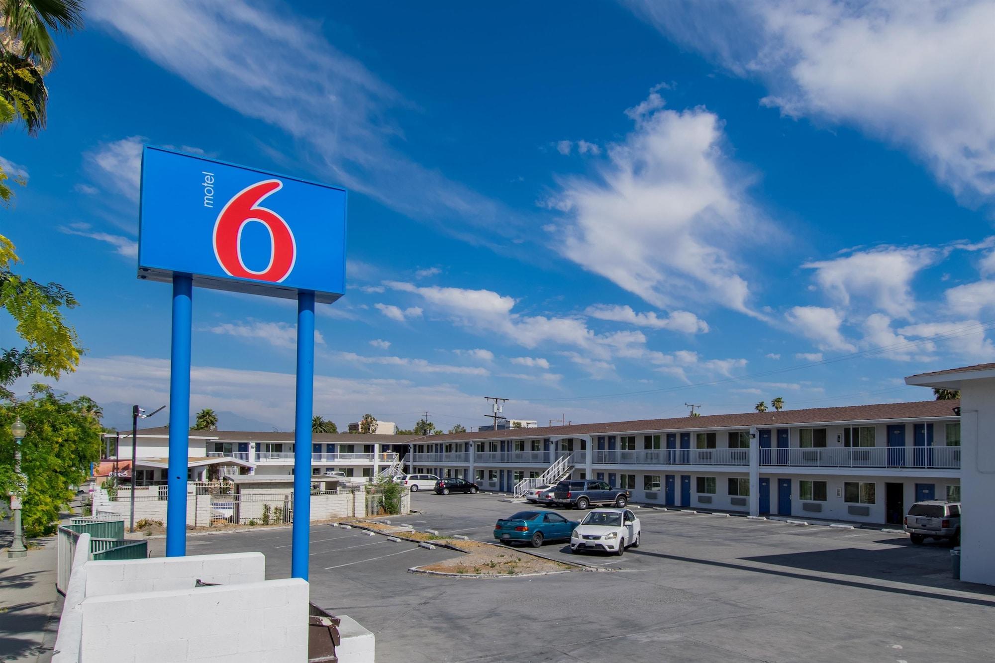 Vista Exterior Motel 6 San Bernardino, CA - Downtown