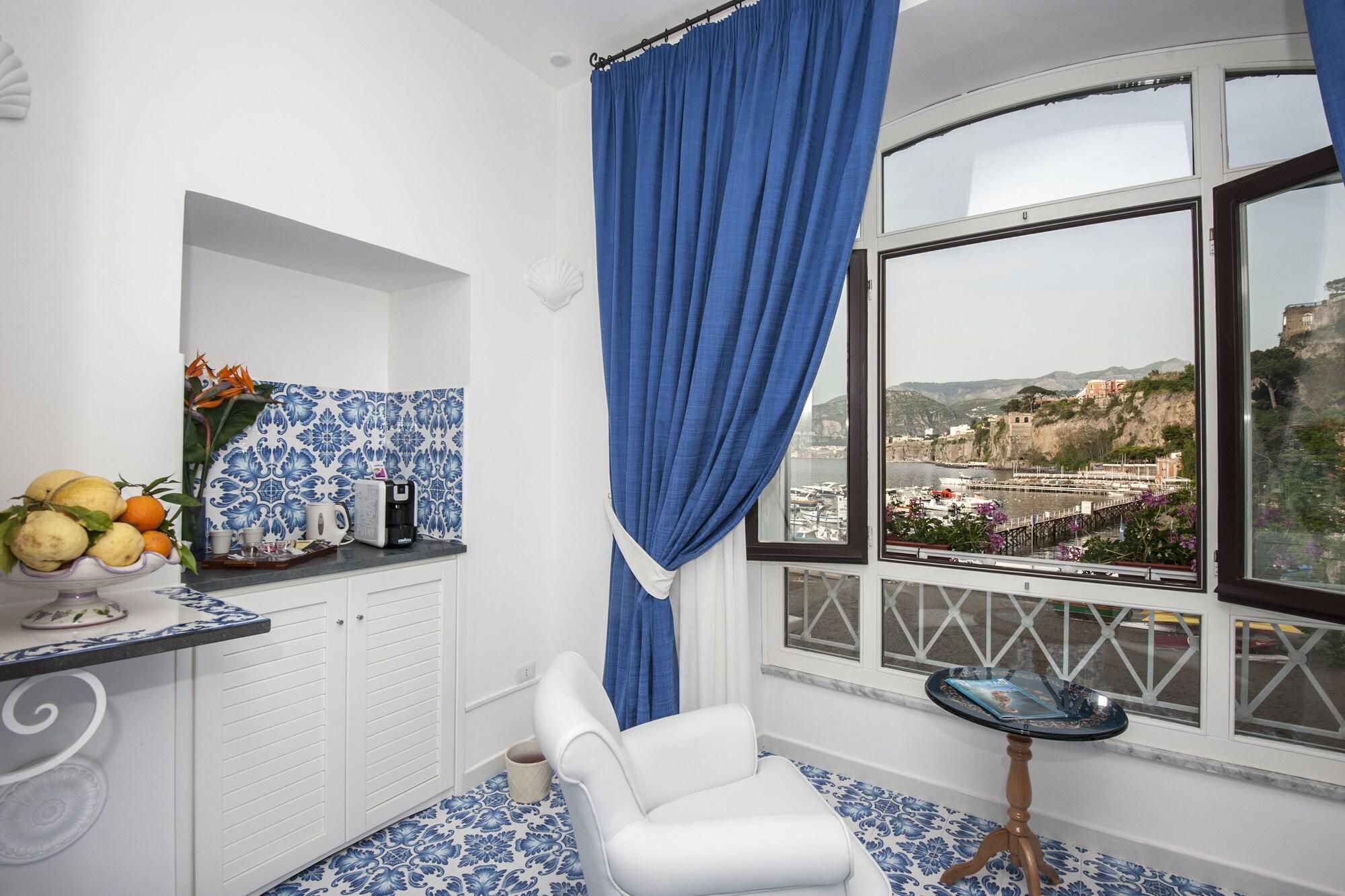 Vista Exterior Surriento Suites