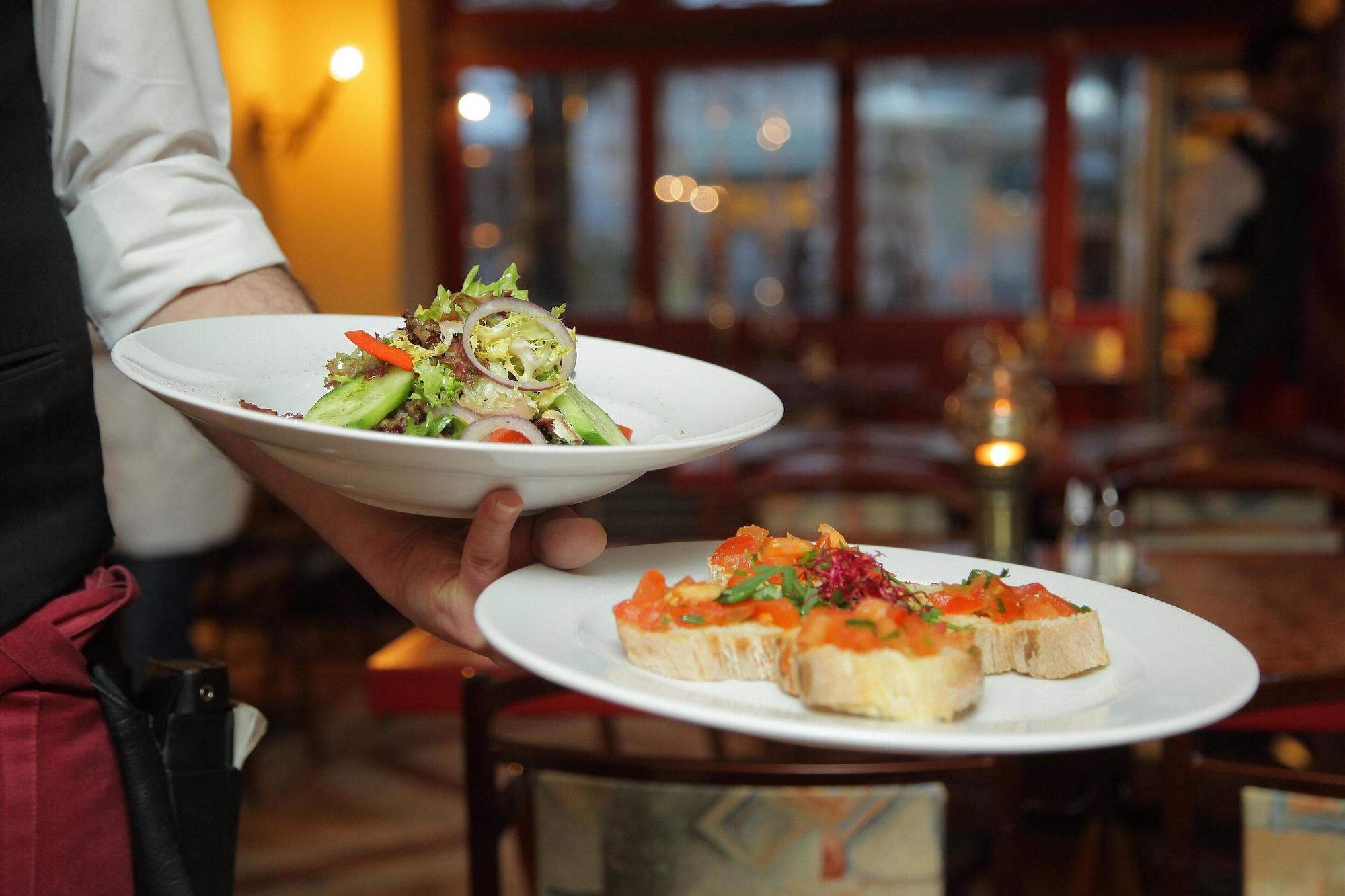 Restaurant Hostal El Patio de la Luna by Vivere Stays
