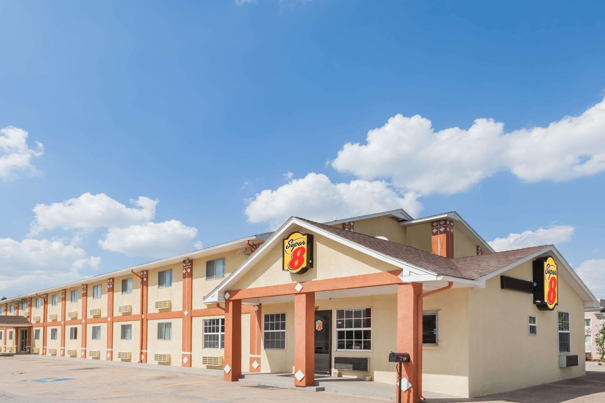 Vista Exterior Super 8 by Wyndham Chickasha