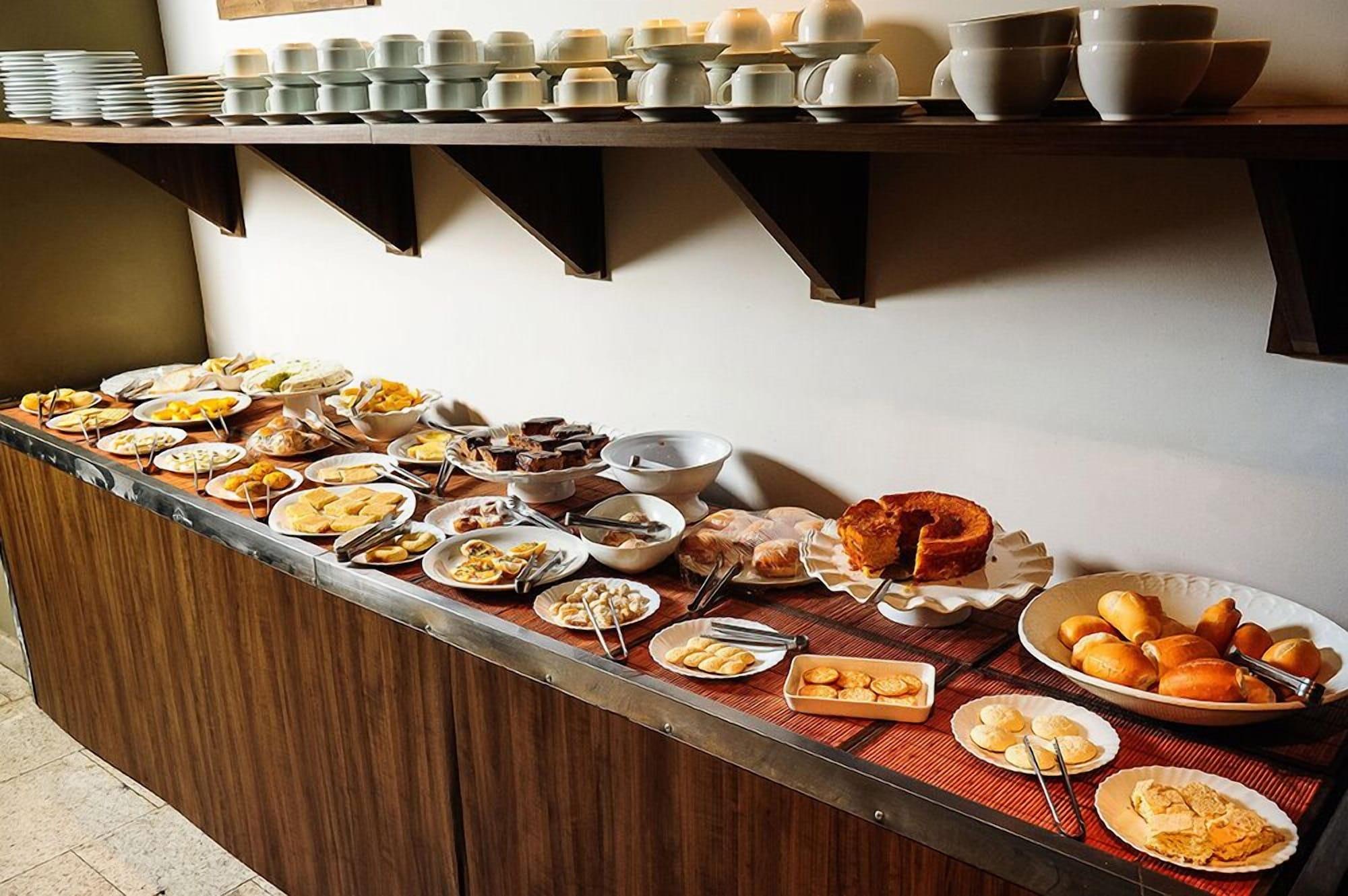 Restaurant BOMBONATO HOTEL - Fácil Acesso ao Aeroporto e parque de Exposições ABCZ