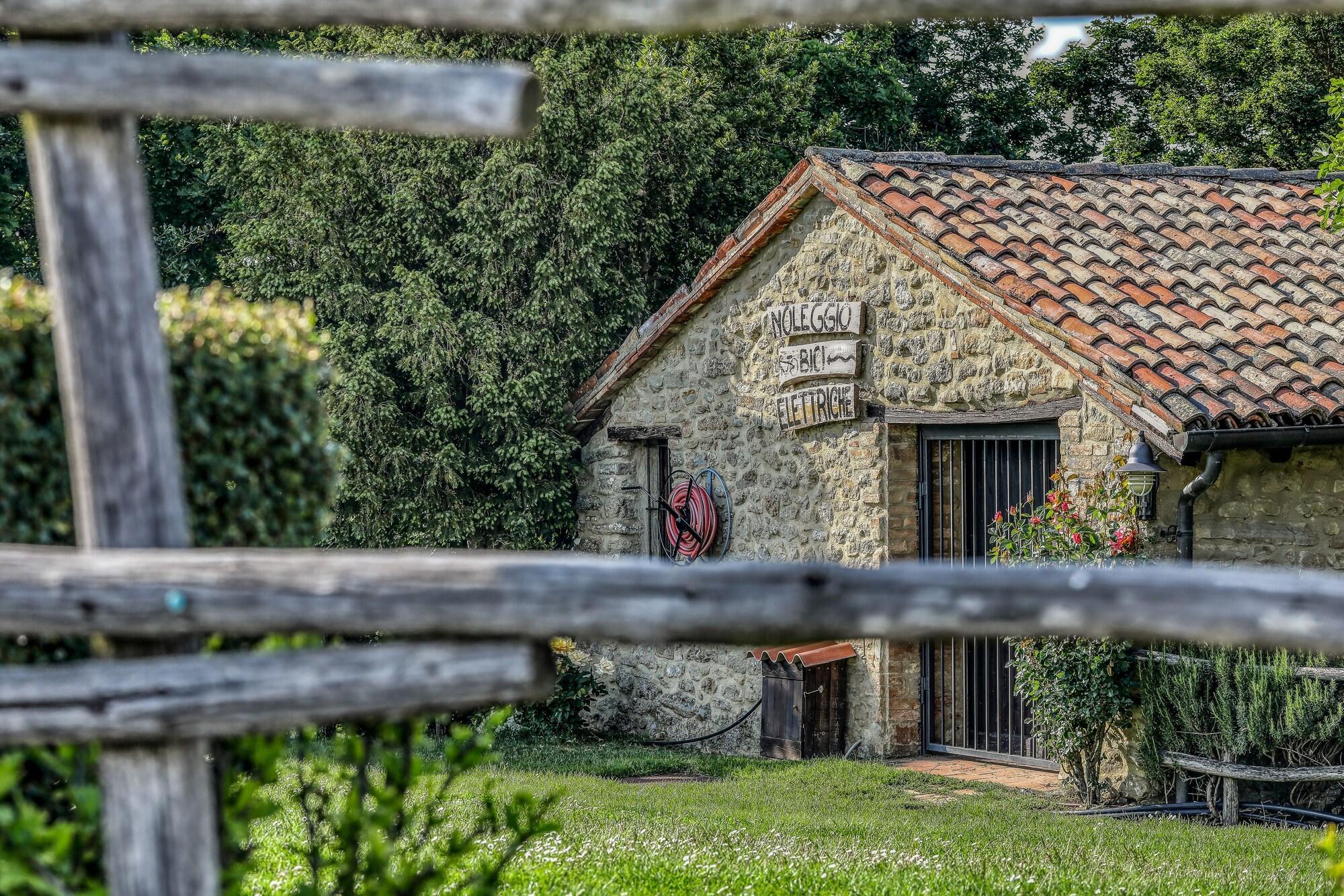 Varios Cà del Monte Resort