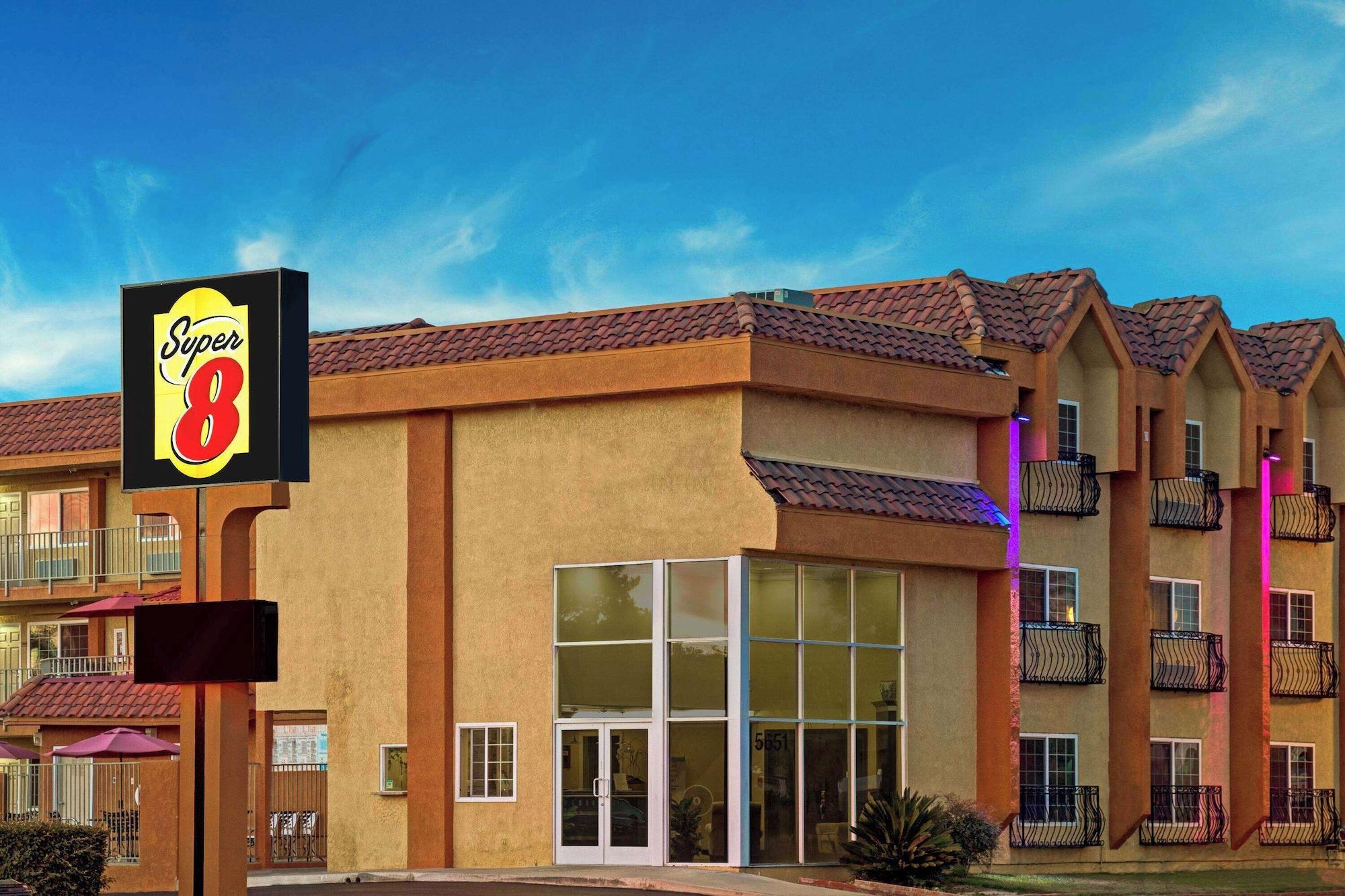 Vista Exterior Super 8 by Wyndham Cypress Buena Park Area