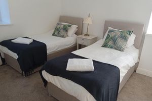 Renta temporal - 5 Bedrooms, Sleeps 10-12 w/ Wifi, Parking & Garden