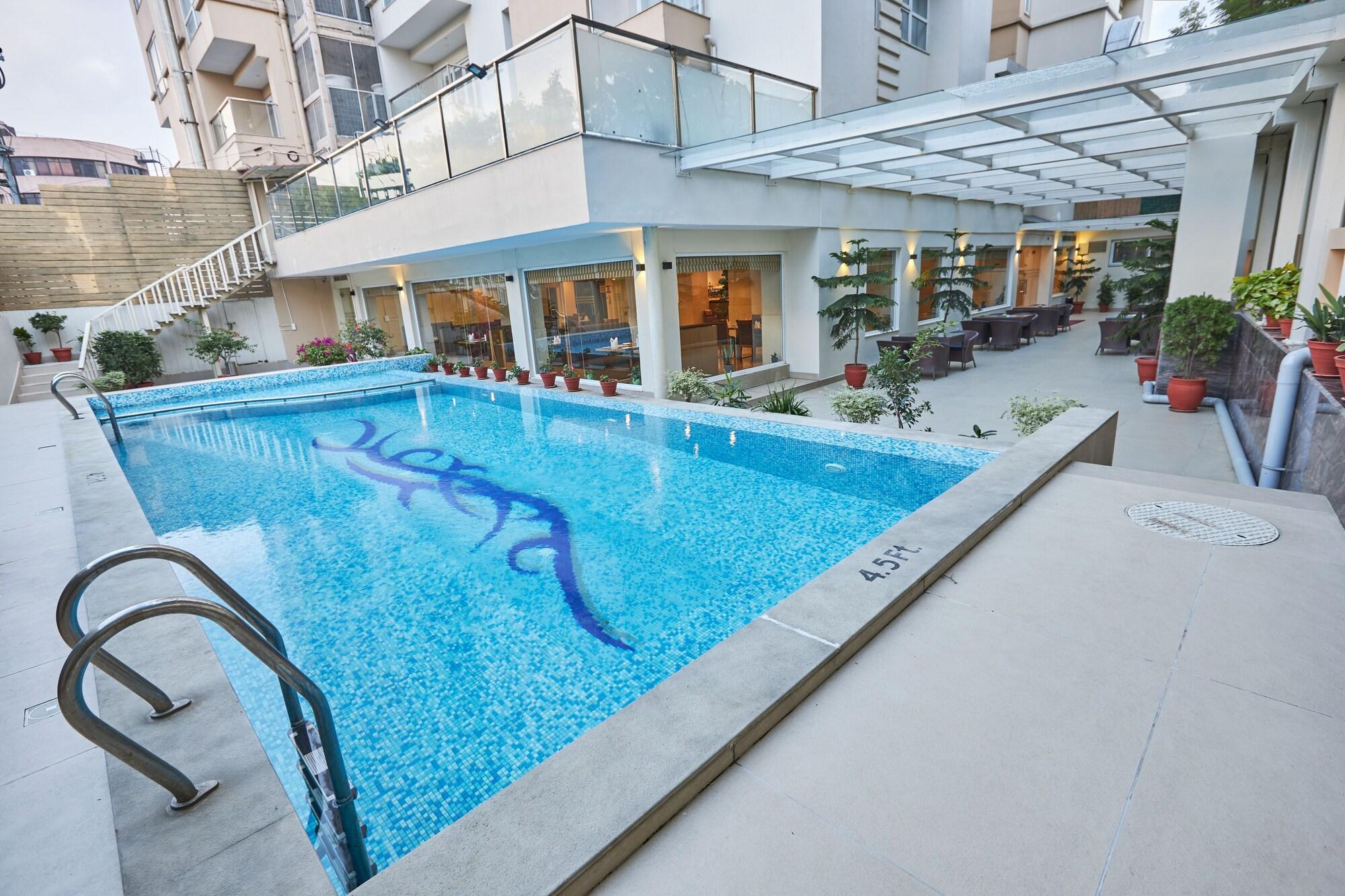 Vista Piscina Hotel Crowne Imperial