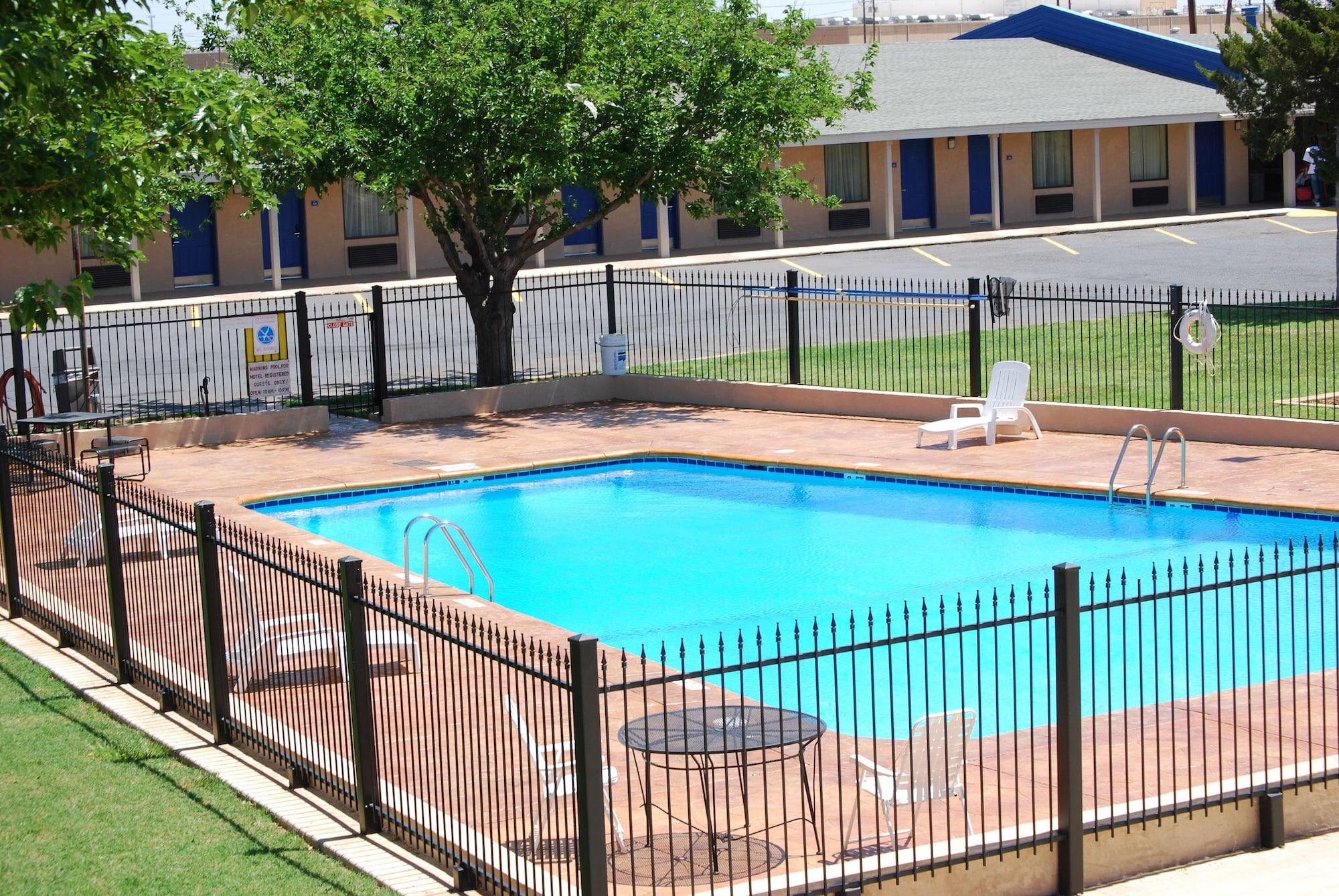 Vista Piscina Americas Best Value Inn Lubbock E