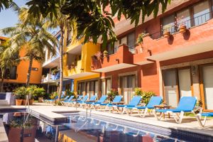Hospedagens - Casa Lotería Sayulita - Family Boutique Hotel with Renovated Pool, Spacious Full Kitchen Suites, Restaurant, Rooftop Yoga & Free Parking - 3 min to Beach