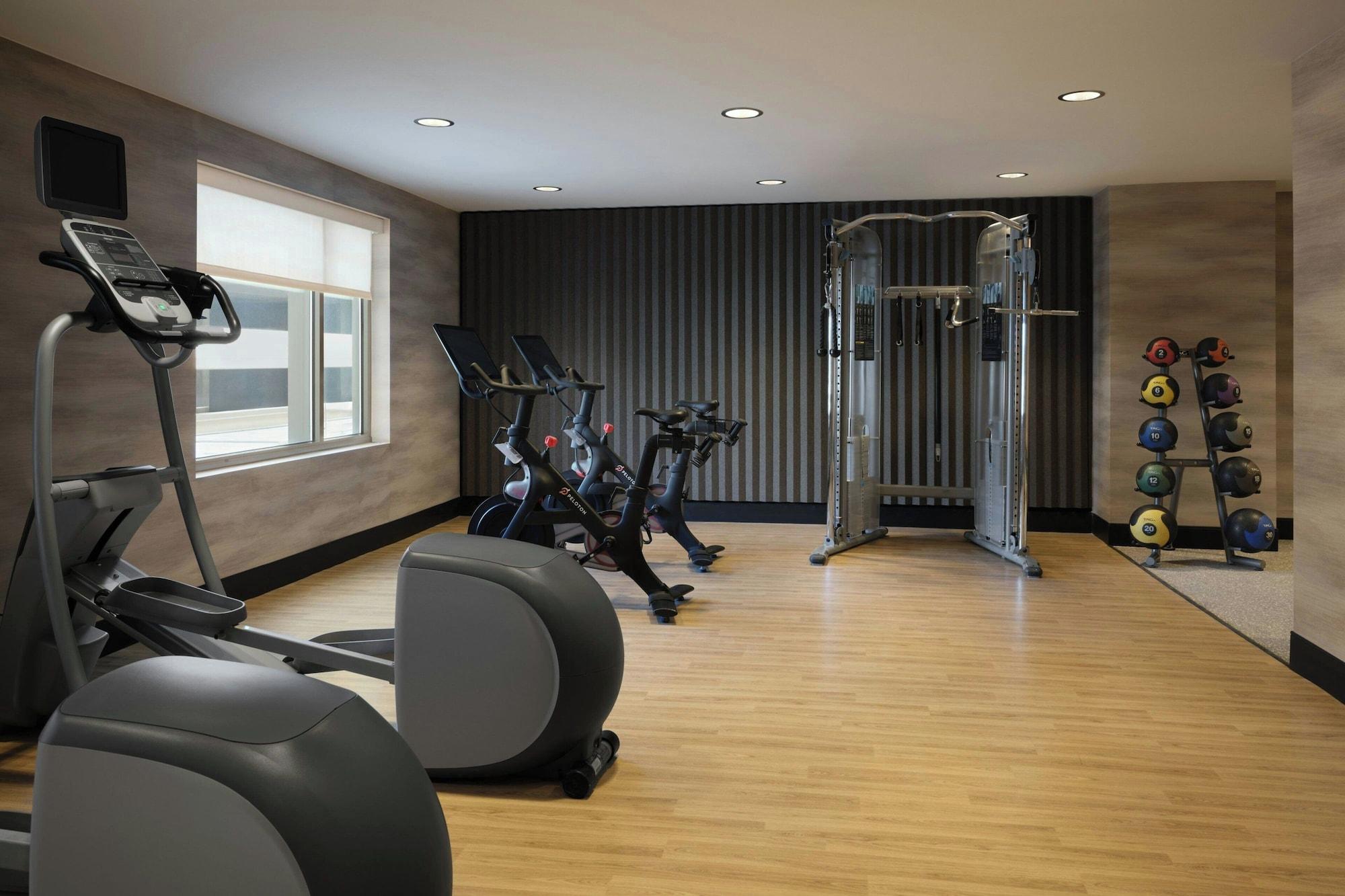 Gimnasio The Alexander, Autograph Collection