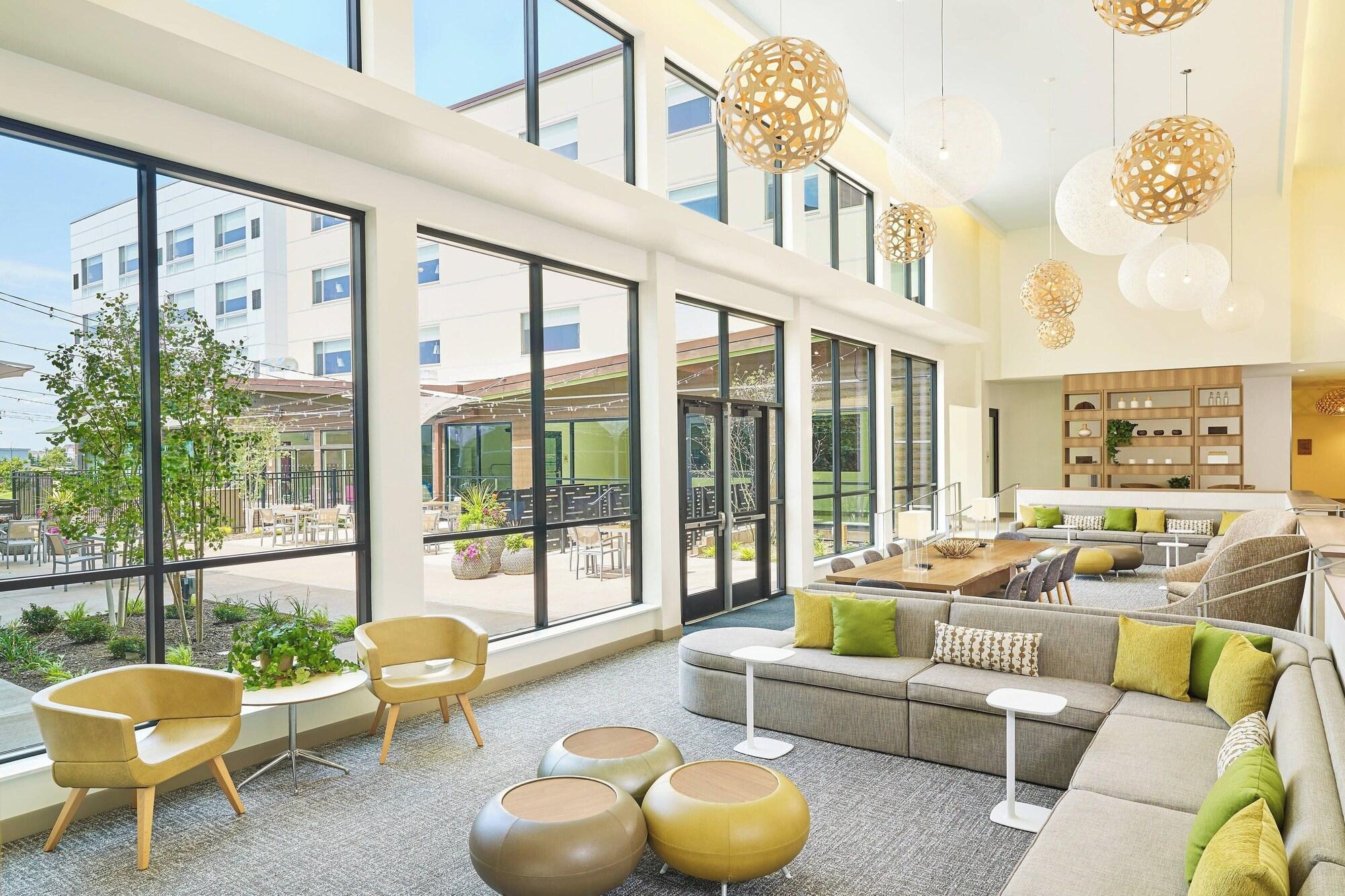 Vista Lobby Element West Des Moines