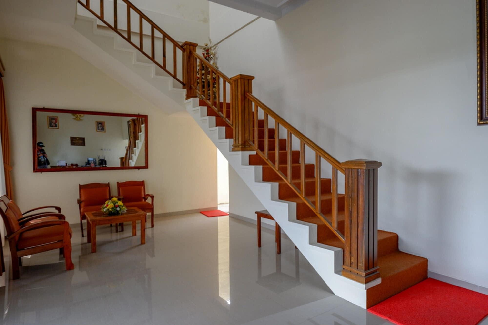 Comodidades del Alojamiento RedDoorz near Stadion 45 Karanganyar