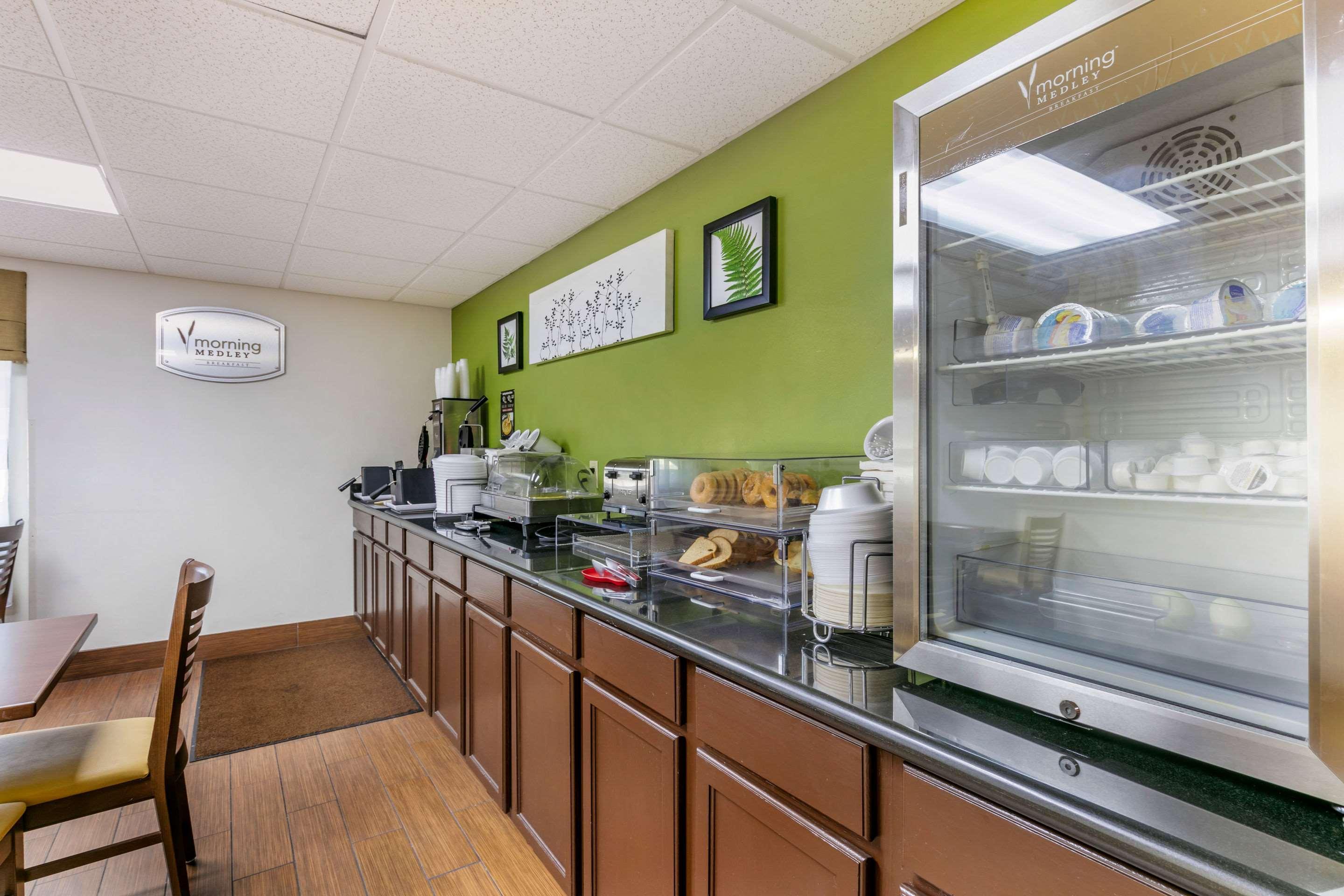 Restaurant Sleep Inn & Suites near Sports World Blvd