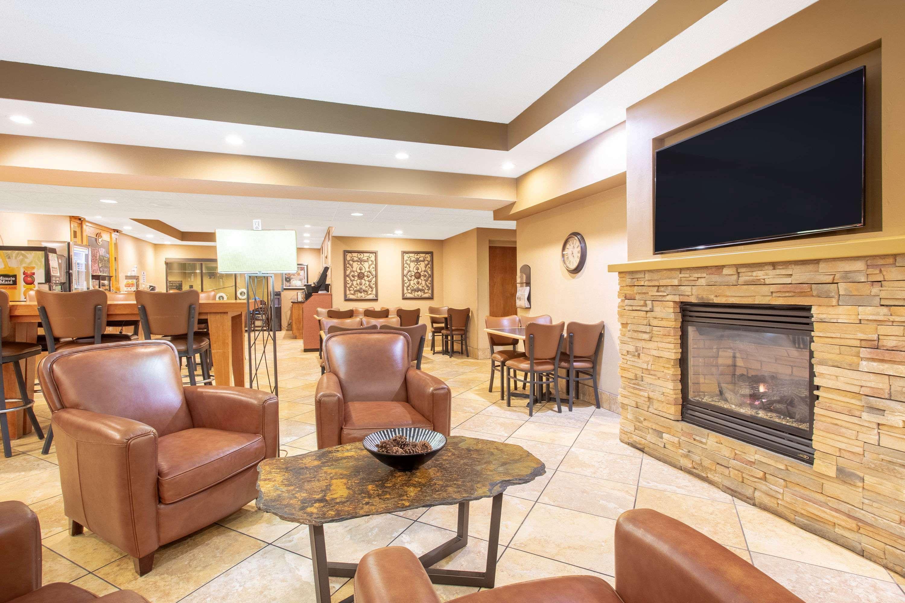 Vista Lobby AmericInn by Wyndham Madison West