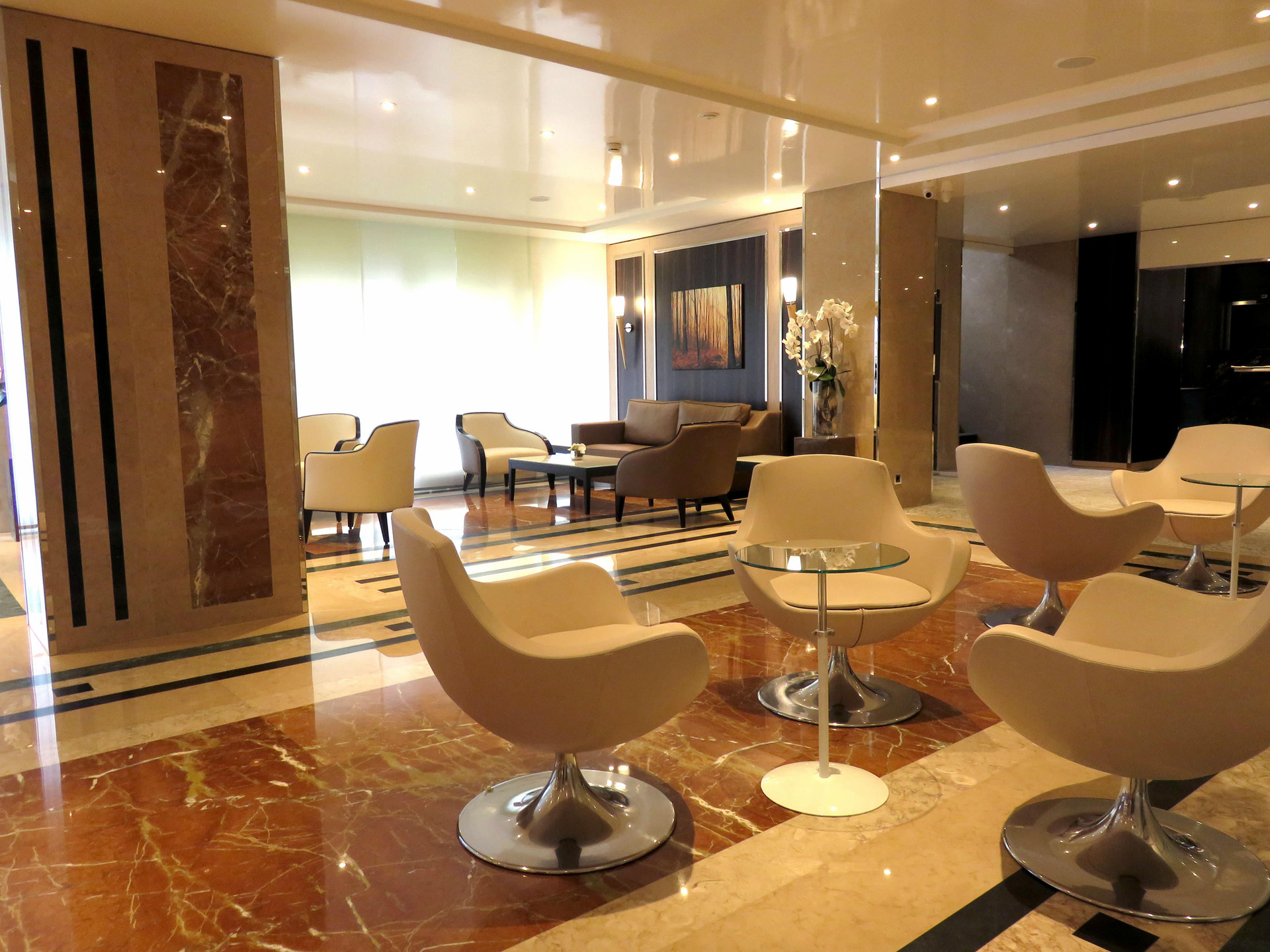 Vista Lobby Nash Airport Hotel