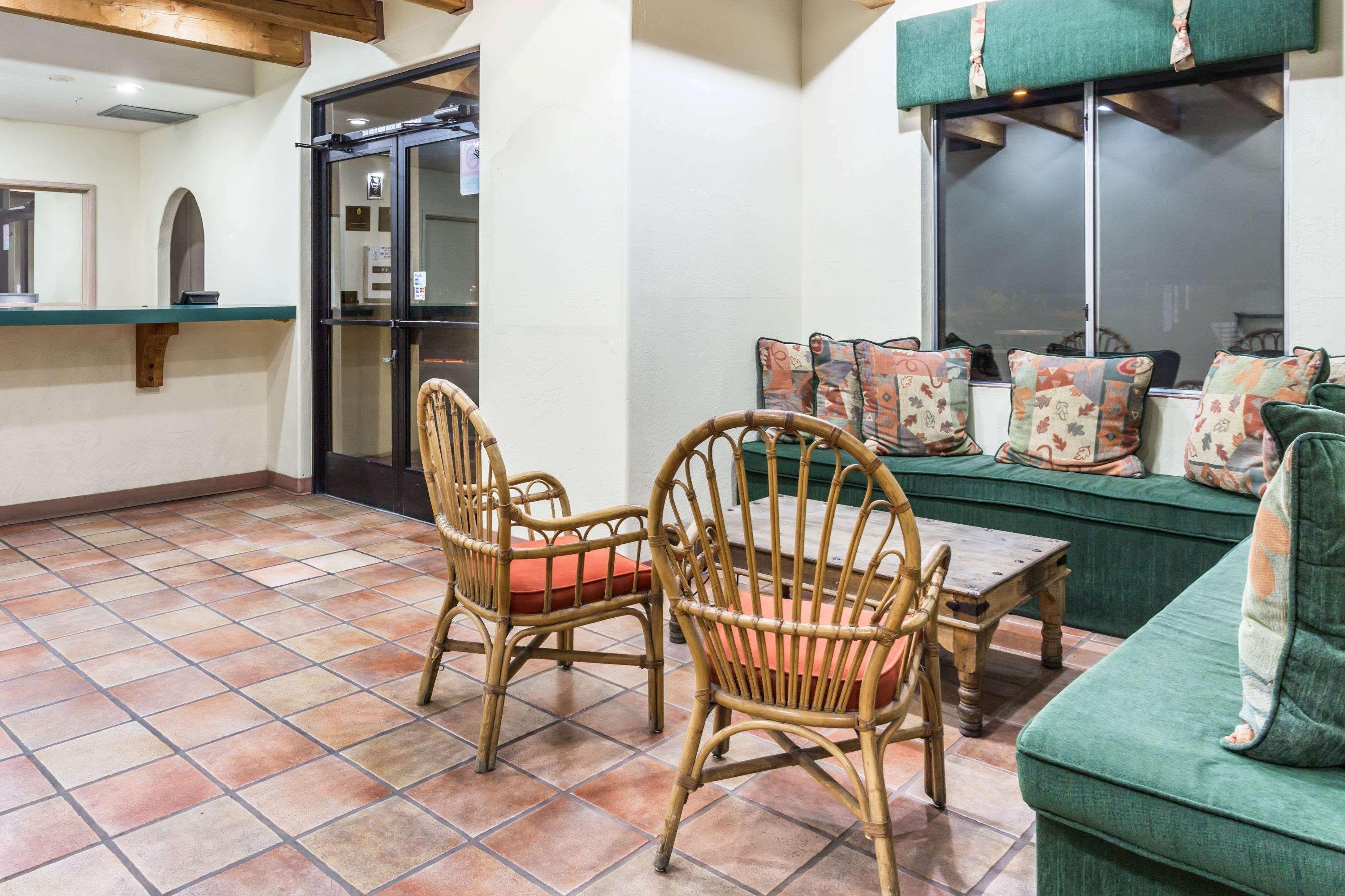 Vista Lobby Super 8 by Wyndham Cottonwood
