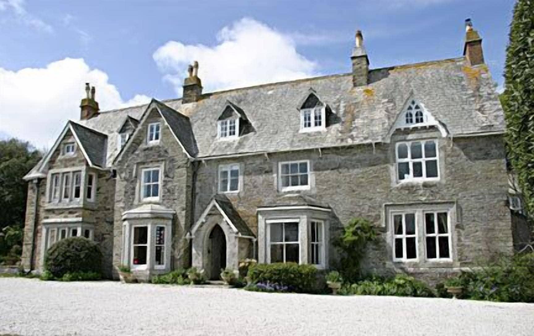Varios Molesworth Manor
