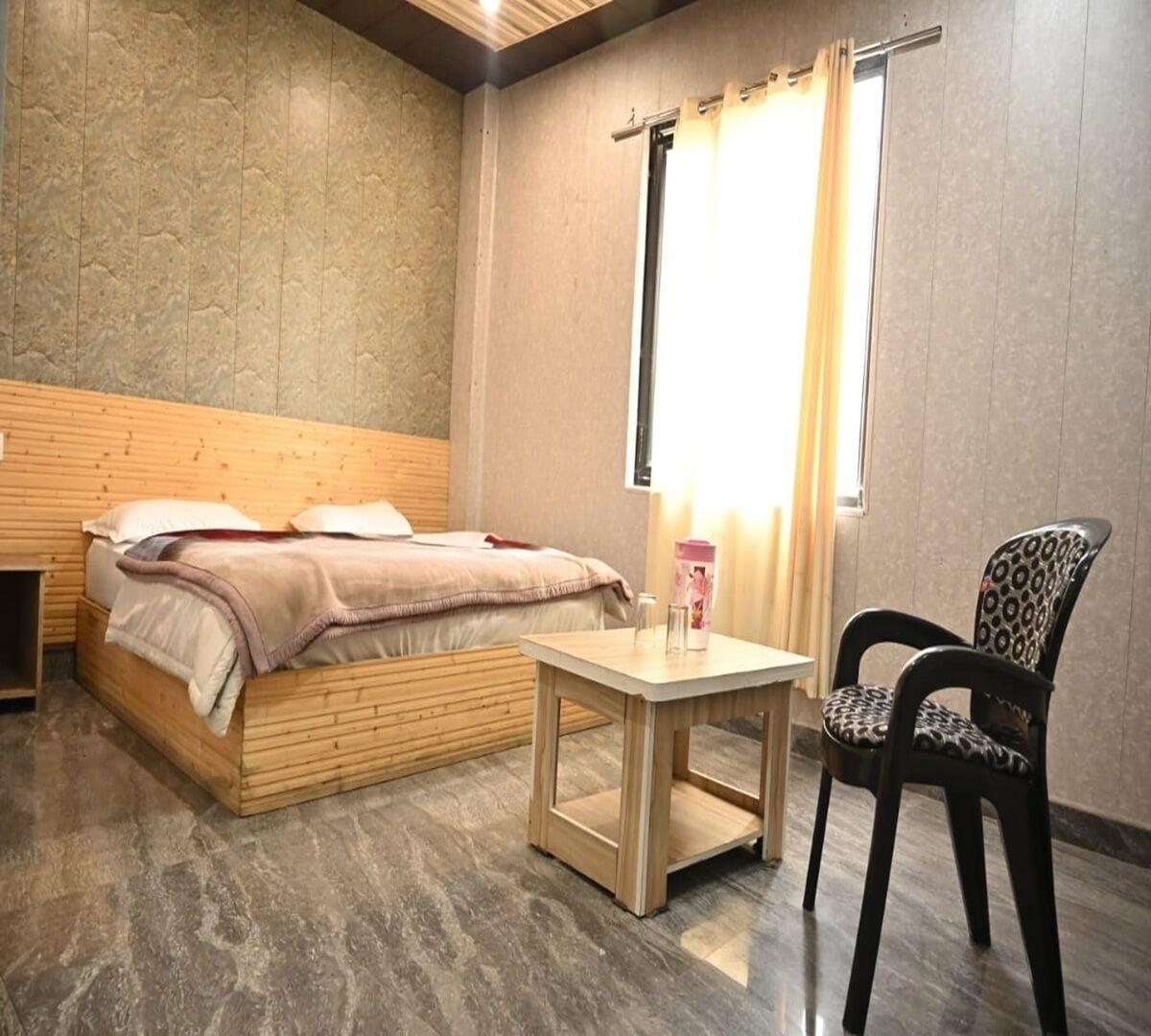 Varios Hotel River View