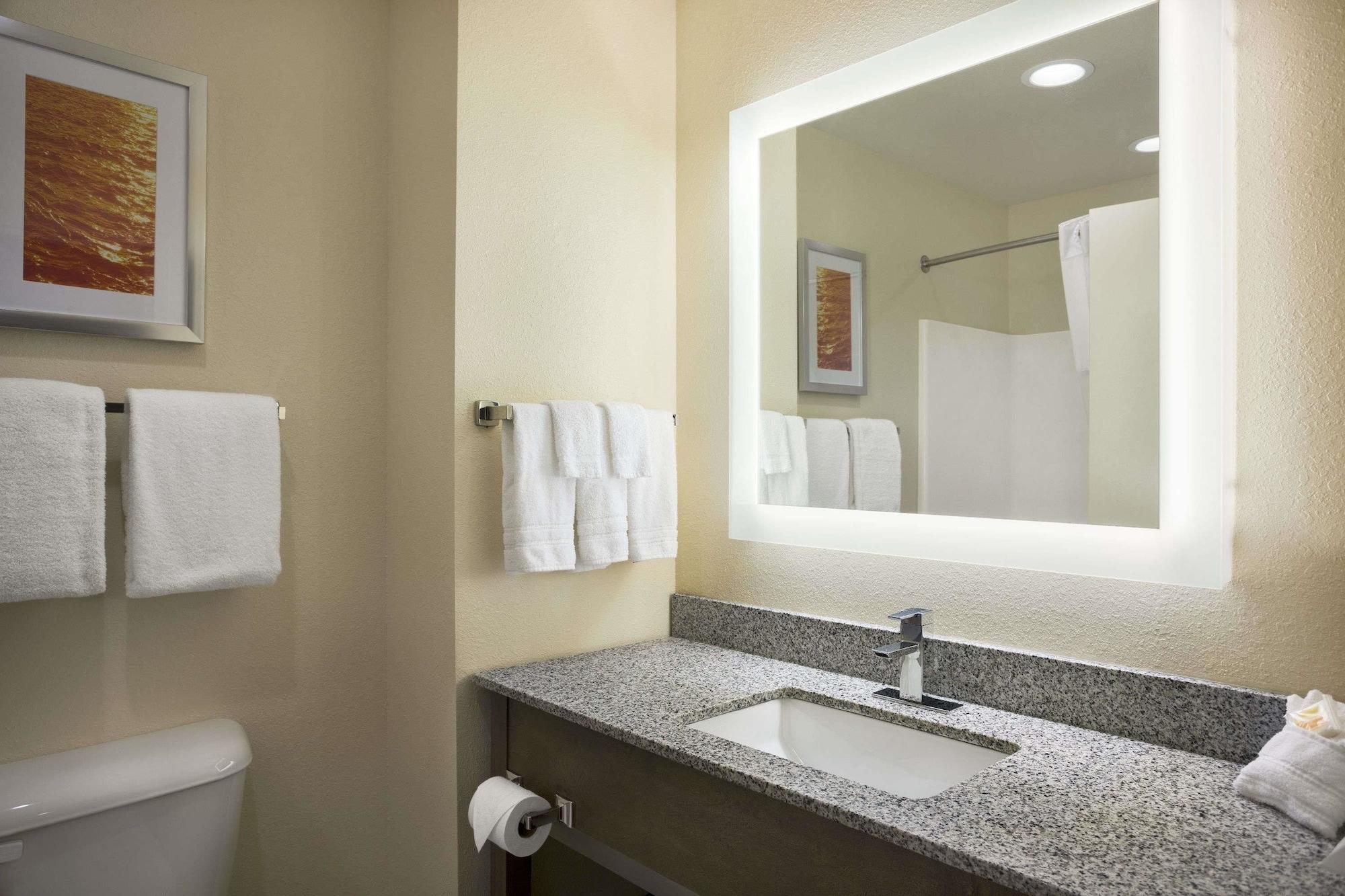 Equipamiento de Habitación Days Inn & Suites by Wyndham Belmont
