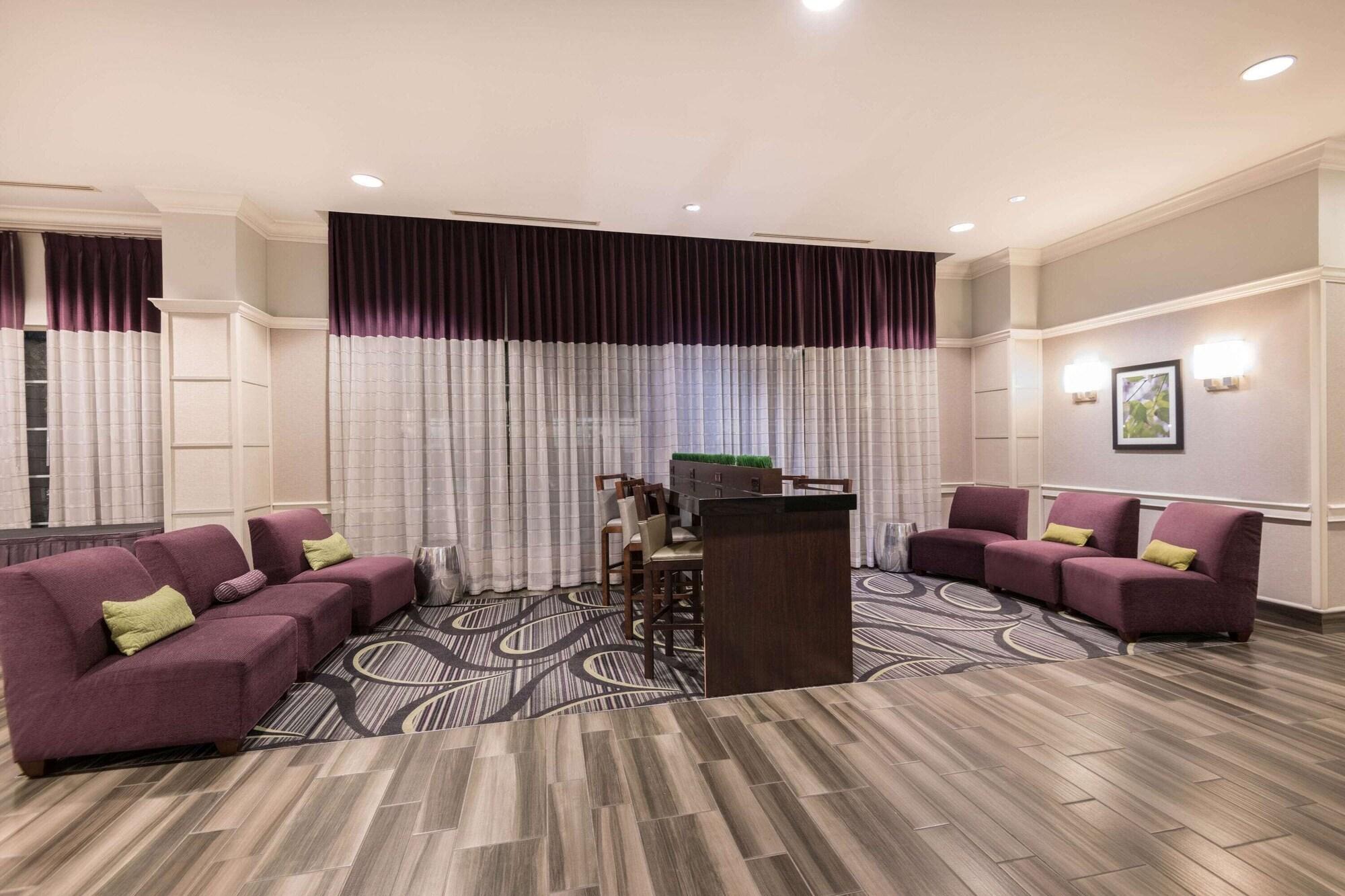 Vista Lobby La Quinta Inn & Suites by Wyndham San Antonio Riverwalk