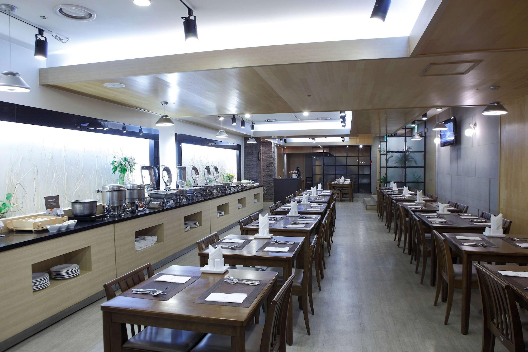 Restaurant Ramada by Wyndham Dongtan Hotel