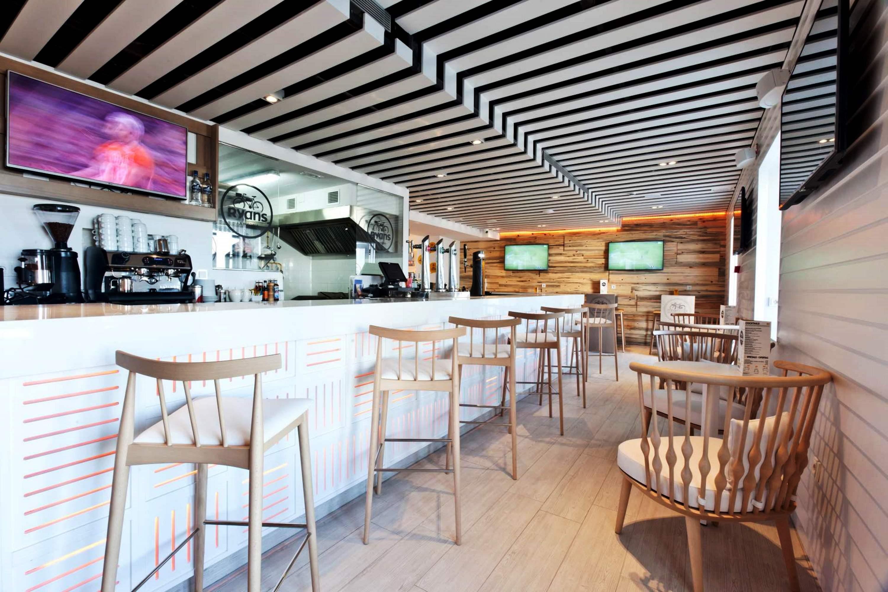 Bar/Salón Ryans La Marina