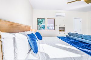 Alquiler Vacacional - Beachside Bungalow: Large Studio with AC 2 Blocks to Beach